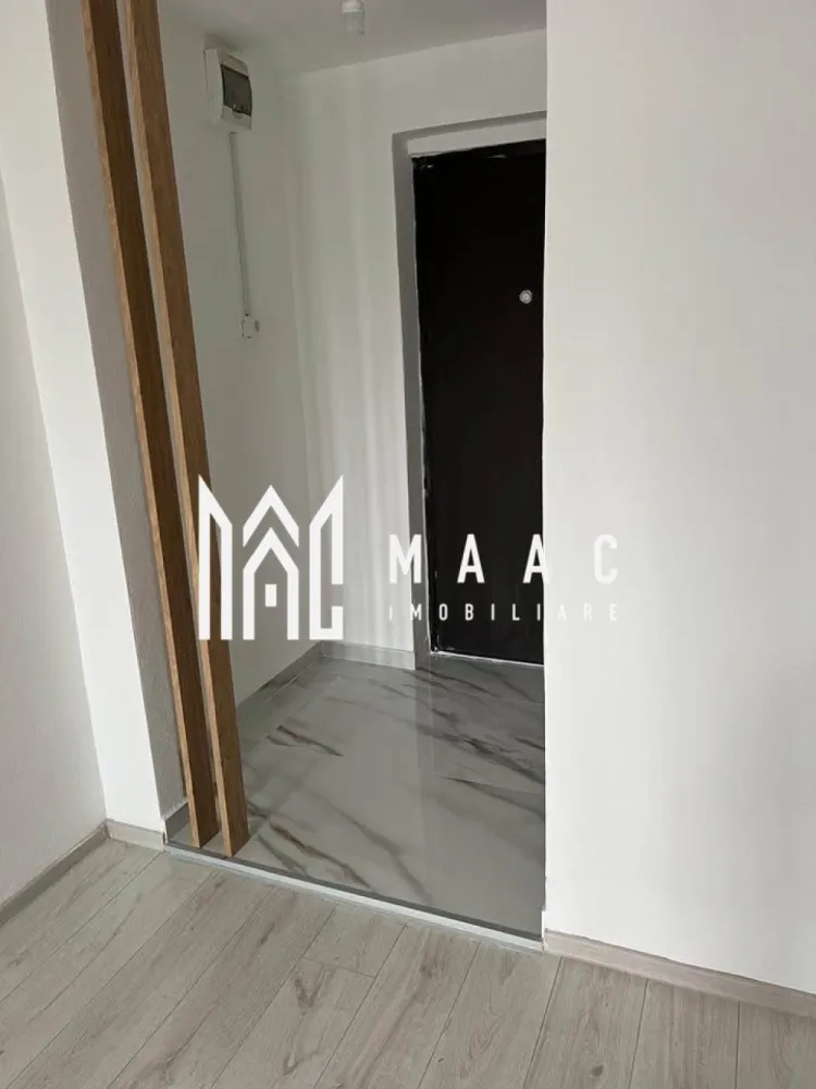 Garsonieră renovată I Cisnădie I Balcon Închis - Maac Imobiliare vă propune spre vânzare o garsonieră luminoasă, recent renovată, situată în Cisnădie, într-o zonă liniștită, cu acces rapid către Sibiu și facilități urbane. Avantaje Poziționată la etajul 4/4, oferind confort și intimitate Balcon închis cu geam termopan, ideal pentru relaxare sau depozitare Instalațiile electrice și sanitare au fost complet înlocuite Apartament renovat recent, pregătit pentru mutare imediată Aproape de școli, magazine și mijloace de transport Compartimentare Cameră generoasă și luminoasă Bucătărie separată Baie dotată cu ventilator pentru aerisire Balcon închis Locație Imobilul este amplasat în Cisnădie, o localitate apreciată pentru liniște și accesul facil către Sibiu, având toate facilitățile necesare în apropiere. }}