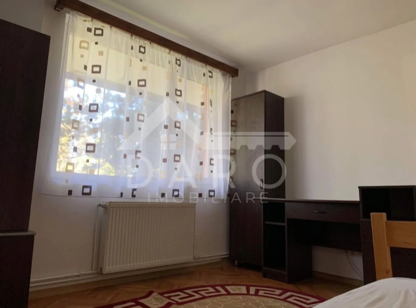 🏡 Apartament 2 camere decomandat – Cornișa, lângă UMF | 450 €/lună 🎓 - 🏡 Apartament 2 camere decomandat – Cornișa, lângă UMF | 450 €/lună 🎓 ✨ Cauți un apartament într-o zonă liniștită, dar aproape de tot ce contează? Acesta poate fi eact ce îți trebuie! 📍 Locație: Cornișa – Aleea Cornișa 🏢 Etaj: 3 💰 Chirie: 450 €/lună 🛏️ Compartimentare decomandată 🔑 Detalii apartament: 🛋️ 2 camere separate 🍽️ Bucătărie 🛁 Baie 🧺 Cămară 🌿 Terasă ✔️ Apartament renovat ✔️ Zonă liniștită ✔️ La câteva minute de UMF și Spitalul Județean 💡 Ideal pentru studenți, medici rezidenți sau cupluri 📞 Pentru detalii și vizionări: 0749 535 729 👩‍💼 Coman Maria – Daro Imobiliare 💭 Te gândești să-ți cumperi propriul apartament? Prin Kiwi Finance beneficiezi de: ✔️ analiză GRATUITĂ a eligibilității ✔️ acces la oferte de la peste 12 bănci ✔️ negocierea dobânzii în favoarea ta ✔️ suport complet până la semnare }}