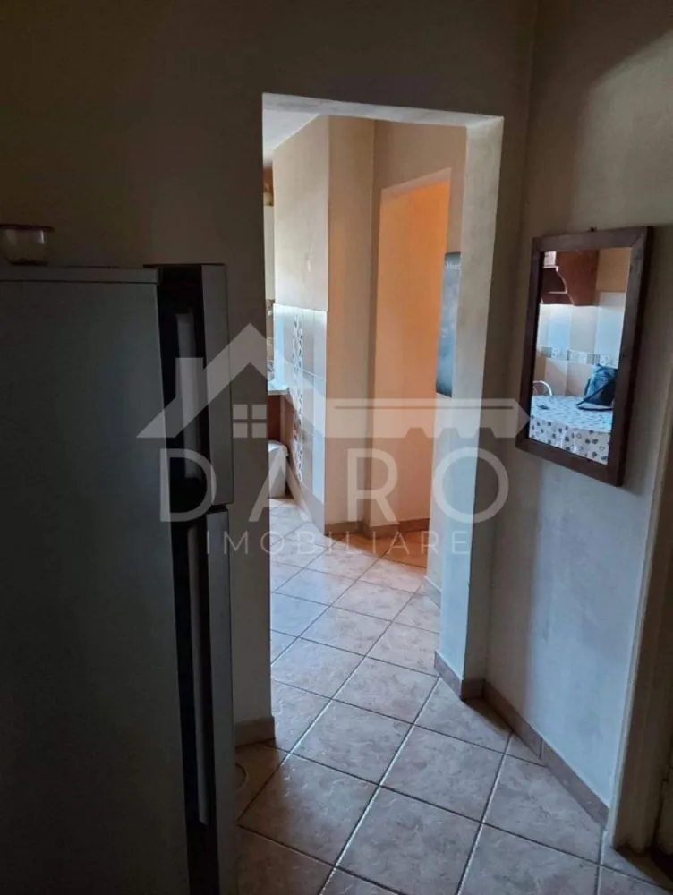 🏡 Apartament 2 camere decomandat – Cornișa, lângă UMF | 450 €/lună 🎓 - 🏡 Apartament 2 camere decomandat – Cornișa, lângă UMF | 450 €/lună 🎓 ✨ Cauți un apartament într-o zonă liniștită, dar aproape de tot ce contează? Acesta poate fi eact ce îți trebuie! 📍 Locație: Cornișa – Aleea Cornișa 🏢 Etaj: 3 💰 Chirie: 450 €/lună 🛏️ Compartimentare decomandată 🔑 Detalii apartament: 🛋️ 2 camere separate 🍽️ Bucătărie 🛁 Baie 🧺 Cămară 🌿 Terasă ✔️ Apartament renovat ✔️ Zonă liniștită ✔️ La câteva minute de UMF și Spitalul Județean 💡 Ideal pentru studenți, medici rezidenți sau cupluri 📞 Pentru detalii și vizionări: 0749 535 729 👩‍💼 Coman Maria – Daro Imobiliare 💭 Te gândești să-ți cumperi propriul apartament? Prin Kiwi Finance beneficiezi de: ✔️ analiză GRATUITĂ a eligibilității ✔️ acces la oferte de la peste 12 bănci ✔️ negocierea dobânzii în favoarea ta ✔️ suport complet până la semnare }}
