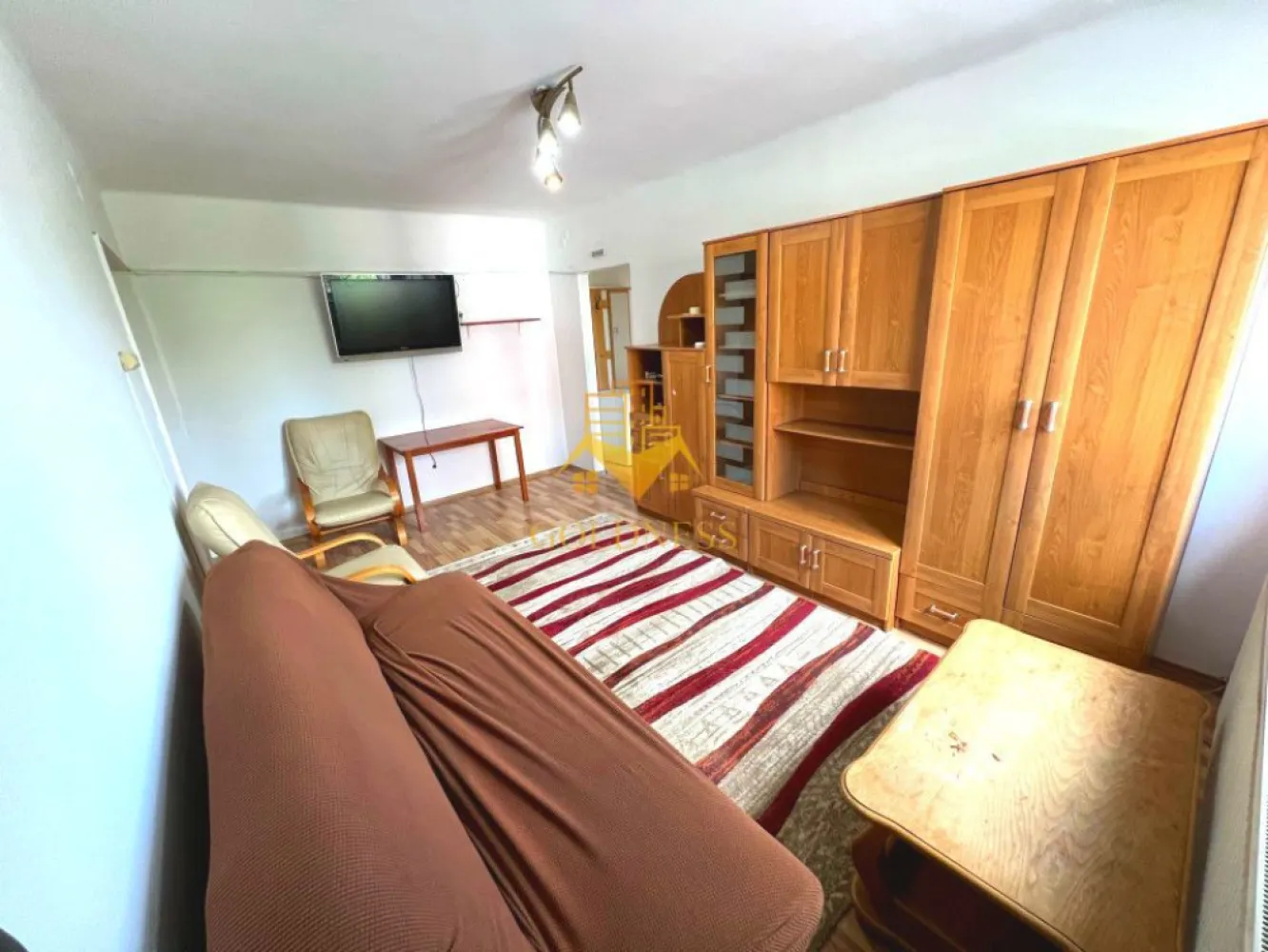 3 camere modern, open space, Zona Semicentrala, Gara, Horea - GOLDNESS Imobiliare vă propune spre închiriere un apartament cu 3 camere open-space complet mobilat și utilat, la etajul 2 într-un imobil de 4 etaje, în Zona Garii - Str. Horea. Posibilitate de parcare la liber sau cu abonament de aprox 120lei lunar! Se află în apropierea stațiilor de transport în comun, magazine, restaurante, spații verzi, farmacii, fastfood, etc. Apartamentul este compartimentat astfel: - dormitor cu pat matrimonial, dressing, noptiere, TV - Dormitor cu o canapea extensibila, dulap pentru depozitare, comoda - living cu o canapea extensibilă, masa, dulap pentru depozitare, TV - baie cu cabina de dus, calorifer port prosop și dulap pentru depozitare. - bucatarie complet mobilata si utilata, masina de spalat vase. Imobilul este dotat cu toate cele necesare- centrală proprie, mașină de spălat haine, masina de spalat vase, frigider, plită electrică, hotă, aer conditionat, etc. Dacă sunteți interesați de acest apartament și doriți să îl vizionați, dar și pentru alte oferte nu ezitați să ne contactați telefonic sau prin e-mail. Vă stăm la dispoziție! Pentru intermediere se percepe un comision de 50% din prețul chiriei! }}