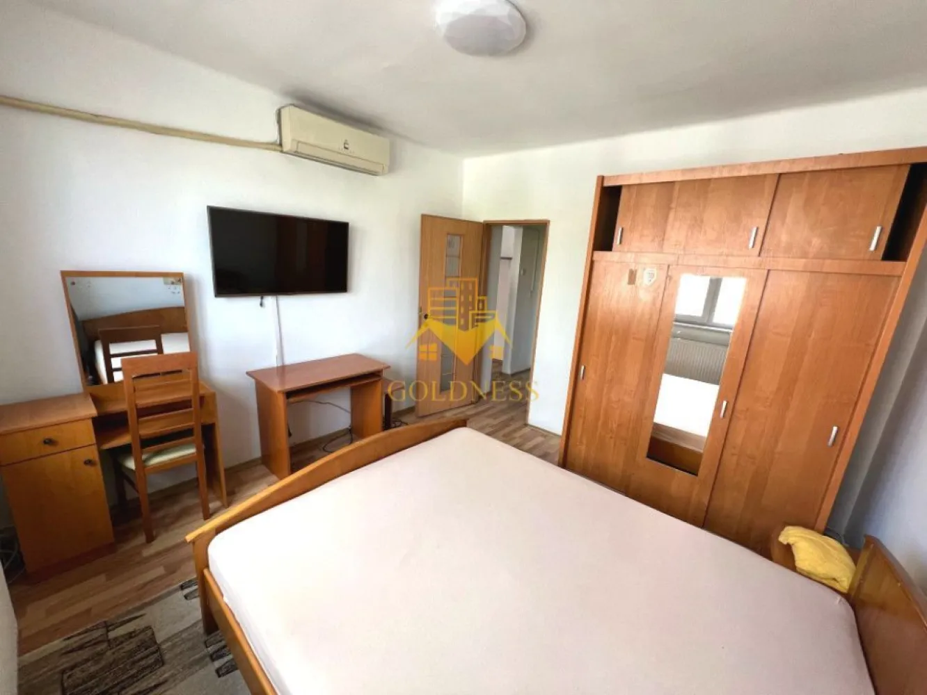 3 camere modern, open space, Zona Semicentrala, Gara, Horea - GOLDNESS Imobiliare vă propune spre închiriere un apartament cu 3 camere open-space complet mobilat și utilat, la etajul 2 într-un imobil de 4 etaje, în Zona Garii - Str. Horea. Posibilitate de parcare la liber sau cu abonament de aprox 120lei lunar! Se află în apropierea stațiilor de transport în comun, magazine, restaurante, spații verzi, farmacii, fastfood, etc. Apartamentul este compartimentat astfel: - dormitor cu pat matrimonial, dressing, noptiere, TV - Dormitor cu o canapea extensibila, dulap pentru depozitare, comoda - living cu o canapea extensibilă, masa, dulap pentru depozitare, TV - baie cu cabina de dus, calorifer port prosop și dulap pentru depozitare. - bucatarie complet mobilata si utilata, masina de spalat vase. Imobilul este dotat cu toate cele necesare- centrală proprie, mașină de spălat haine, masina de spalat vase, frigider, plită electrică, hotă, aer conditionat, etc. Dacă sunteți interesați de acest apartament și doriți să îl vizionați, dar și pentru alte oferte nu ezitați să ne contactați telefonic sau prin e-mail. Vă stăm la dispoziție! Pentru intermediere se percepe un comision de 50% din prețul chiriei! }}