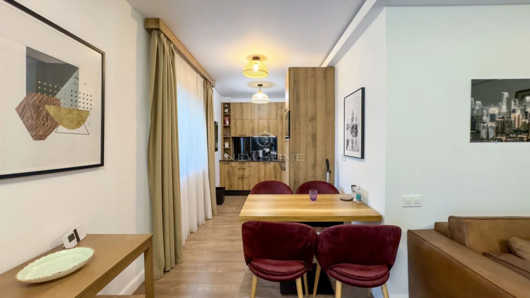 Apartament 2 camere, Parcare, zona Iulius Mall Gheorgheni - NewHOME Imobiliare ofera in EXCLUSIVITATE spre inchiriere apartament cu 2 camere semidecomandat, situat in cartierul Gheorgheni, pe strada Bistritei. Apartamentul este emplasat la etajul 1 din 4 intr-un imobil finalizat in anul 2020. Dispune de suprafata utila de 55 mp + 12 balcon. Compus din: hol, living open space impreuna cu bucatarie, dormitor, baie, balcon, loc de PARCARE subteran inclus in pret. Pentru confortul Dvz. se inchiriaza complet mobilat si utilat, finisaje/mobilier si electrocasnice de calitate superioara, perfect pentru a va bucura de noua locuinta. Dotat cu centrala termica proprie, AER conditionat. Imobilul beneficiaza de supraveghere video. Avand in vedere poziția si avantajele zonei este una dintre cele mai de interes din Cluj-Napoca, datorita pozitionarii fiind in apropiere de Iulius Mall, Porsche Engineering, facultatea FSEGA, Business centre, Iulius Park, etc. 
Pentru mai multe informatii si pentru a programa o vizionare, contactati-ne cu incredere.