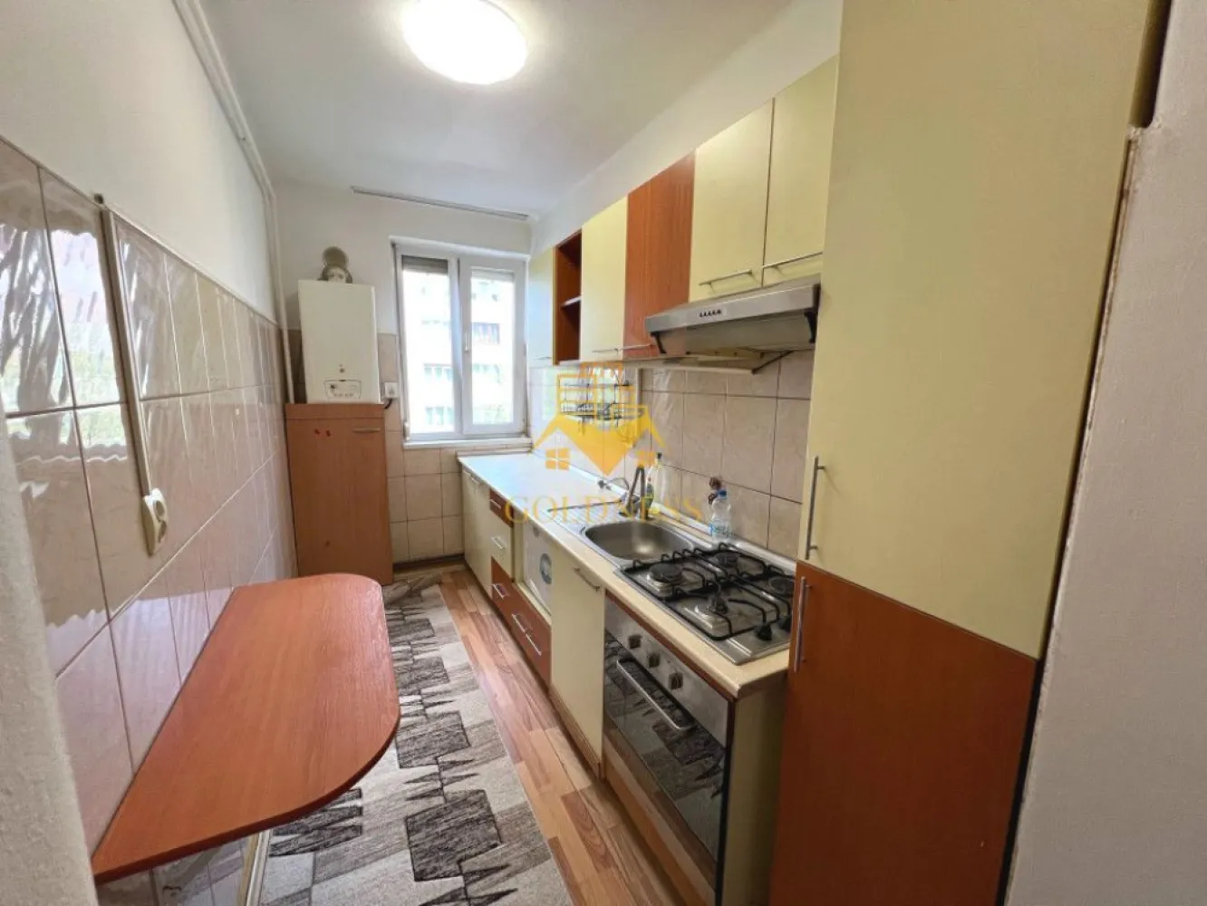 3 camere modern, open space, Zona Semicentrala, Gara, Horea - GOLDNESS Imobiliare vă propune spre închiriere un apartament cu 3 camere open-space complet mobilat și utilat, la etajul 2 într-un imobil de 4 etaje, în Zona Garii - Str. Horea. Posibilitate de parcare la liber sau cu abonament de aprox 120lei lunar! Se află în apropierea stațiilor de transport în comun, magazine, restaurante, spații verzi, farmacii, fastfood, etc. Apartamentul este compartimentat astfel: - dormitor cu pat matrimonial, dressing, noptiere, TV - Dormitor cu o canapea extensibila, dulap pentru depozitare, comoda - living cu o canapea extensibilă, masa, dulap pentru depozitare, TV - baie cu cabina de dus, calorifer port prosop și dulap pentru depozitare. - bucatarie complet mobilata si utilata, masina de spalat vase. Imobilul este dotat cu toate cele necesare- centrală proprie, mașină de spălat haine, masina de spalat vase, frigider, plită electrică, hotă, aer conditionat, etc. Dacă sunteți interesați de acest apartament și doriți să îl vizionați, dar și pentru alte oferte nu ezitați să ne contactați telefonic sau prin e-mail. Vă stăm la dispoziție! Pentru intermediere se percepe un comision de 50% din prețul chiriei! }}