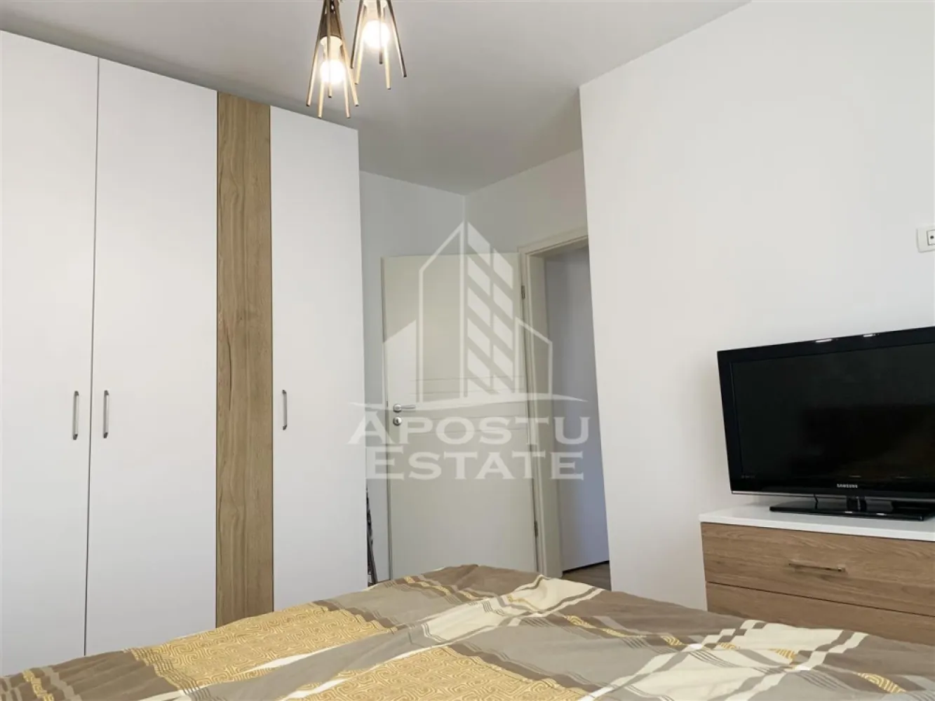Apartament de vanzare cu 2 camere, la etajul intai, Calea Urseni - APOSTU ESTATE va propune spre vanzare un apartament modern cu 2 camere, situat pe Calea Urseni, intr-o zona linistita si apreciata, cu acces facil catre oras si principalele puncte de interes.

Apartamentul este amplasat la etajul intai al unui imobil cu regim de inaltime P+2E.

Locuinta dispune de o suprafata utila de 55 mp, la care se adauga o terasa, ideala pentru momentele de relaxare.

Compartimentarea este eficienta si bine gandita pentru confortul zilnic:

Living deschis cu bucataria si locul de luat masa;
Dormitor;
Baie cu cada;
Terasa;

Apartamentul se vinde complet mobilat si utilat, fiind pregatit pentru mutare imediata, fara investitii suplimentare.

Agentia imobiliara Apostu Estate ofera consultatii si solutii financiare prin colaboratorii nostri.

Proprietatea reprezinta o alegere excelenta atat pentru locuit, cat si pentru investitie, datorita compartimentarii practice si amplasarii intr-o zona aflata in continua dezvoltare.

Pentru mai multe detalii sau pentru a programa o vizionare, va stam cu drag la dispozitie!
CP3217194