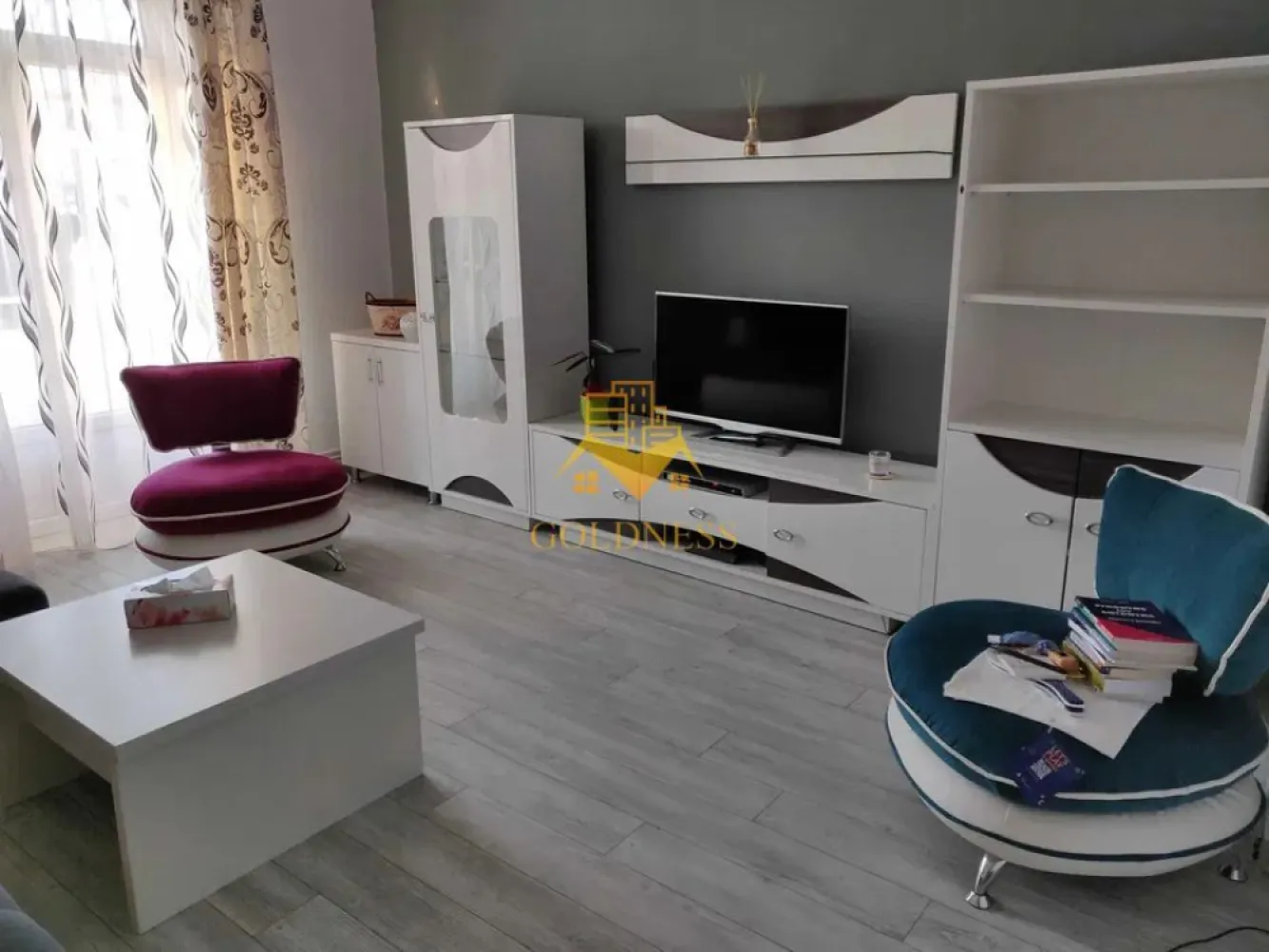 2 camere decomandate,Semicentral,The Office, Hilton, Lidl,Pta. Marasti - GOLDNESS Imobiliare vă propune spre închiriere un apartament cu 2 camere complet mobilat și utilat, la etajul 2 într-un imobil de etaje 2, în Zona Centrala . Posibilitatea de a parca în Zona. Se află în apropierea stațiilor de transport în comun, magazine, restaurante, spații verzi, farmacii, etc. Apartamentul este compartimentat astfel: - dormitor cu pat matrimonial, dressing, noptiere. - living cu canapea extensibilă, comodă TV. - bucatarie complet utilată și mobilată, loc de servit masa. - baie cu cabina de dus, calorifer port prosop și dulap pentru depozitare. Imobilul este dotat cu toate cele necesare- centrală proprie, frigider, aragaz, hotă, mașină de spălat haine, etc. Dacă sunteți interesați de acest apartament și doriți să îl vizionați, dar și pentru alte oferte nu ezitați să ne contactați telefonic sau prin e-mail. Vă stăm la dispoziție! Pentru intermediere se percepe un comision de 50% din prețul chiriei! }}