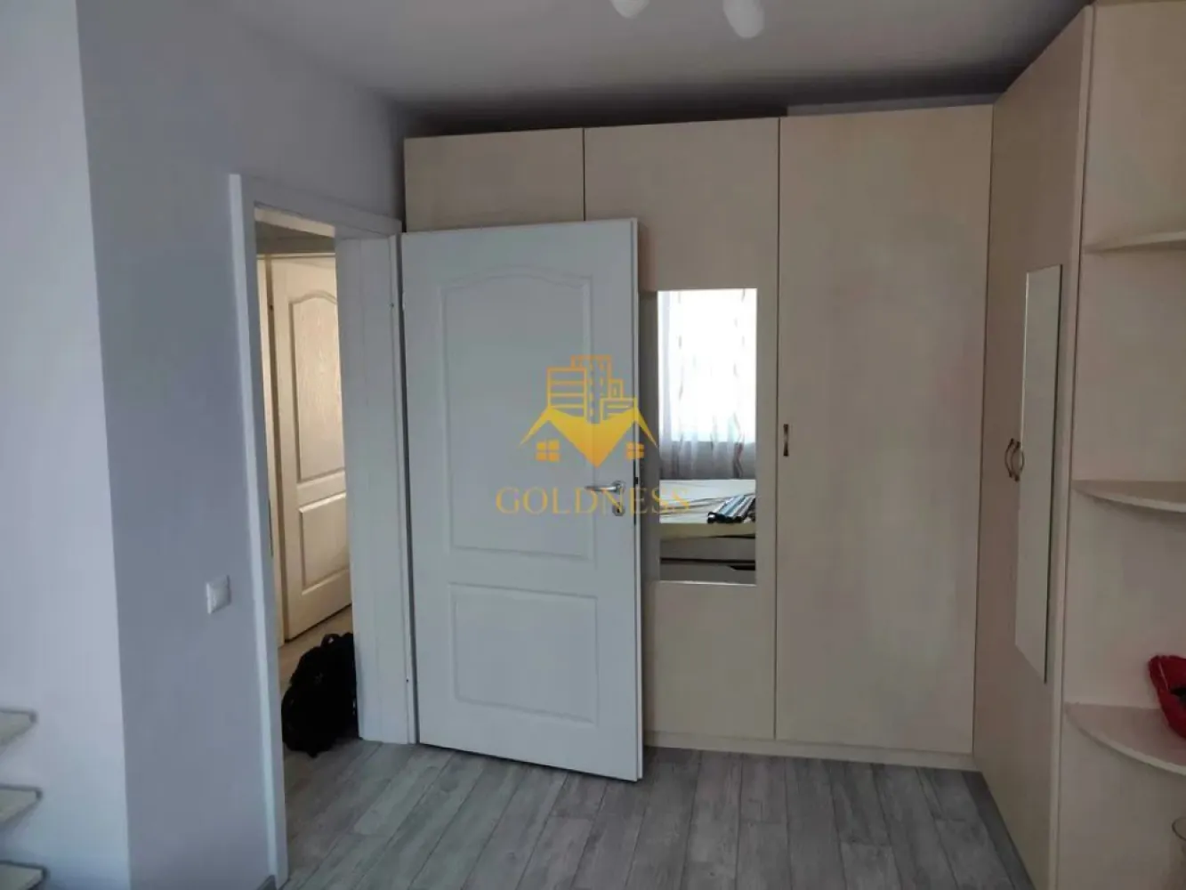 2 camere decomandate,Semicentral,The Office, Hilton, Lidl,Pta. Marasti - GOLDNESS Imobiliare vă propune spre închiriere un apartament cu 2 camere complet mobilat și utilat, la etajul 2 într-un imobil de etaje 2, în Zona Centrala . Posibilitatea de a parca în Zona. Se află în apropierea stațiilor de transport în comun, magazine, restaurante, spații verzi, farmacii, etc. Apartamentul este compartimentat astfel: - dormitor cu pat matrimonial, dressing, noptiere. - living cu canapea extensibilă, comodă TV. - bucatarie complet utilată și mobilată, loc de servit masa. - baie cu cabina de dus, calorifer port prosop și dulap pentru depozitare. Imobilul este dotat cu toate cele necesare- centrală proprie, frigider, aragaz, hotă, mașină de spălat haine, etc. Dacă sunteți interesați de acest apartament și doriți să îl vizionați, dar și pentru alte oferte nu ezitați să ne contactați telefonic sau prin e-mail. Vă stăm la dispoziție! Pentru intermediere se percepe un comision de 50% din prețul chiriei! }}