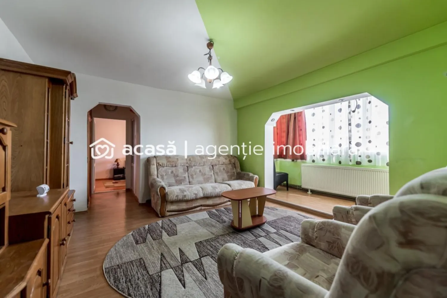 OCAZIE! Apartament 2 camere - Micalaca - COMISION 0% - Vă propunem spre vânzare un apartament cu 2 camere semidecomandat, situat în zona Piața Miorița din cartierul Micălaca, Arad 📐 Suprafață construită: 71 mp (conform CF) 🏢 Etaj: 4/4 Compartimentare: - sufragerie spațioasă - dormitor - bucătărie cu cămară - baie - balcon -2 holuri Dotări și avantaje: - se vinde mobilat și utilat - geamuri termopan cu rolete - centrală termică pe gaz Apartamentul este ideal atât pentru locuință personală cât și pentru investiție, fiind potrivit pentru închiriere pe termen lung. 📍 Locația este excelentă, în apropiere de mijloace de transport, magazine și puncte de interes din Micălaca. Pentru mai multe detalii, dar si pentru a programa o vizionare: 0755 274 519 - Daniel Hord - Consultant imobiliar. Nu dispui de toată suma? Te ajutăm noi gratuit! Îți obținem oferte de la 16 bănci. Ai o proprietate de vânzare în Arad și vrei să știi cât valorează cu adevărat? Sună-mă pentru o evaluare GRATUITĂ! Birou: ACASĂ | Agenție imobiliară Arad Adresă: Bulevardul Decebal 2, Arad 310133 }}
