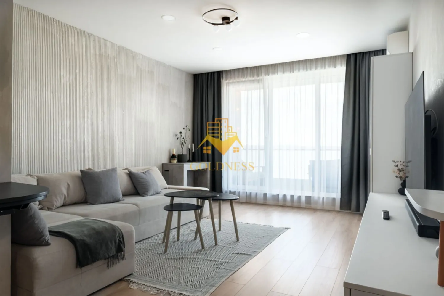 2 camere decomandate, Premium, Parcare, Revo Sigma, Augustin Presecanu - GOLDNESS Imobiliare vă propune spre închiriere un apartament cu 2 camere decomandate, complet mobilat și utilat, la etajul 5 într-un imobil de 5 etaje, în Cartierul Andrei Muresanu. Dispune de loc de parcare subterana! Se află în apropierea stațiilor de transport în comun, magazine, restaurante, spații verzi, farmacii, etc. Apartamentul este compartimentat astfel: - dormitor cu pat matrimonial, dressing, noptiere, birou - living cu canapea extensibila, comoda tv, televizor, dressing generos, - bucatarie complet utilată și mobilată, loc de servit masa - baie cu cada, calorifer port prosop și dulap pentru depozitare - terasa de 16 mp, hol cu dulapuri generoase pentru depozitare. Imobilul este dotat cu toate cele necesare- centrală proprie, frigider, aragaz, hotă, mașină de spălat / uscat haine si vase, aer conditionat, etc. Dacă sunteți interesați de acest apartament și doriți să îl vizionați, dar și pentru alte oferte nu ezitați să ne contactați telefonic sau prin e-mail. Vă stăm la dispoziție! Pentru intermediere se percepe un comision de 50% din prețul chiriei! }}