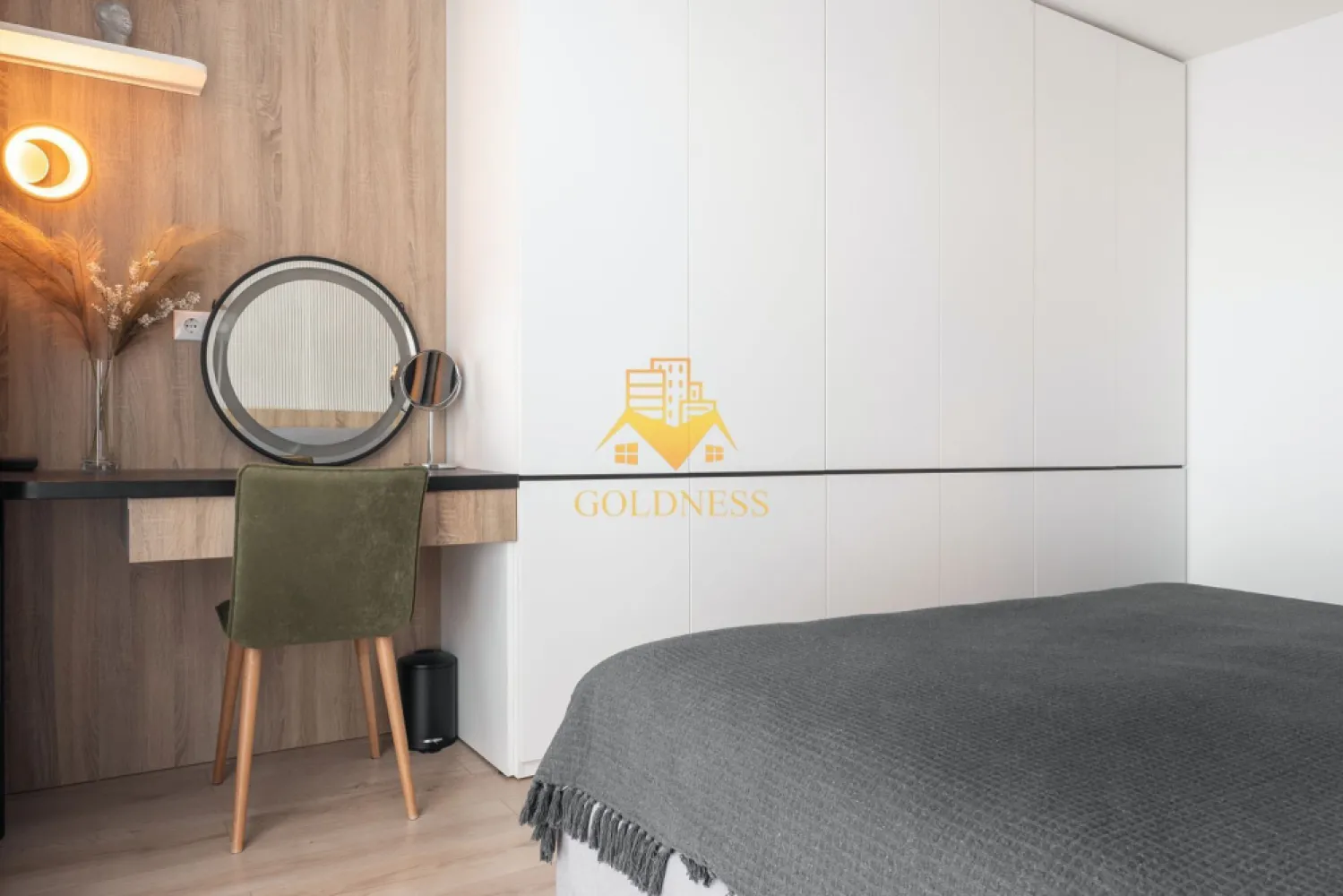 2 camere decomandate, Premium, Parcare, Revo Sigma, Augustin Presecanu - GOLDNESS Imobiliare vă propune spre închiriere un apartament cu 2 camere decomandate, complet mobilat și utilat, la etajul 5 într-un imobil de 5 etaje, în Cartierul Andrei Muresanu. Dispune de loc de parcare subterana! Se află în apropierea stațiilor de transport în comun, magazine, restaurante, spații verzi, farmacii, etc. Apartamentul este compartimentat astfel: - dormitor cu pat matrimonial, dressing, noptiere, birou - living cu canapea extensibila, comoda tv, televizor, dressing generos, - bucatarie complet utilată și mobilată, loc de servit masa - baie cu cada, calorifer port prosop și dulap pentru depozitare - terasa de 16 mp, hol cu dulapuri generoase pentru depozitare. Imobilul este dotat cu toate cele necesare- centrală proprie, frigider, aragaz, hotă, mașină de spălat / uscat haine si vase, aer conditionat, etc. Dacă sunteți interesați de acest apartament și doriți să îl vizionați, dar și pentru alte oferte nu ezitați să ne contactați telefonic sau prin e-mail. Vă stăm la dispoziție! Pentru intermediere se percepe un comision de 50% din prețul chiriei! }}