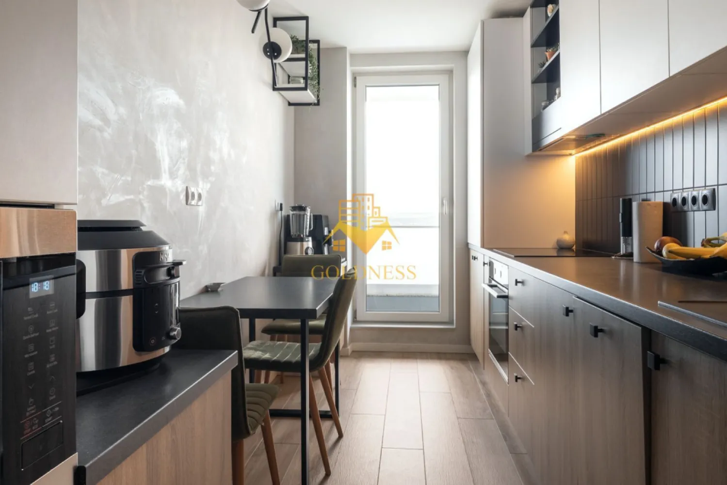 2 camere decomandate, Premium, Parcare, Revo Sigma, Augustin Presecanu - GOLDNESS Imobiliare vă propune spre închiriere un apartament cu 2 camere decomandate, complet mobilat și utilat, la etajul 5 într-un imobil de 5 etaje, în Cartierul Andrei Muresanu. Dispune de loc de parcare subterana! Se află în apropierea stațiilor de transport în comun, magazine, restaurante, spații verzi, farmacii, etc. Apartamentul este compartimentat astfel: - dormitor cu pat matrimonial, dressing, noptiere, birou - living cu canapea extensibila, comoda tv, televizor, dressing generos, - bucatarie complet utilată și mobilată, loc de servit masa - baie cu cada, calorifer port prosop și dulap pentru depozitare - terasa de 16 mp, hol cu dulapuri generoase pentru depozitare. Imobilul este dotat cu toate cele necesare- centrală proprie, frigider, aragaz, hotă, mașină de spălat / uscat haine si vase, aer conditionat, etc. Dacă sunteți interesați de acest apartament și doriți să îl vizionați, dar și pentru alte oferte nu ezitați să ne contactați telefonic sau prin e-mail. Vă stăm la dispoziție! Pentru intermediere se percepe un comision de 50% din prețul chiriei! }}