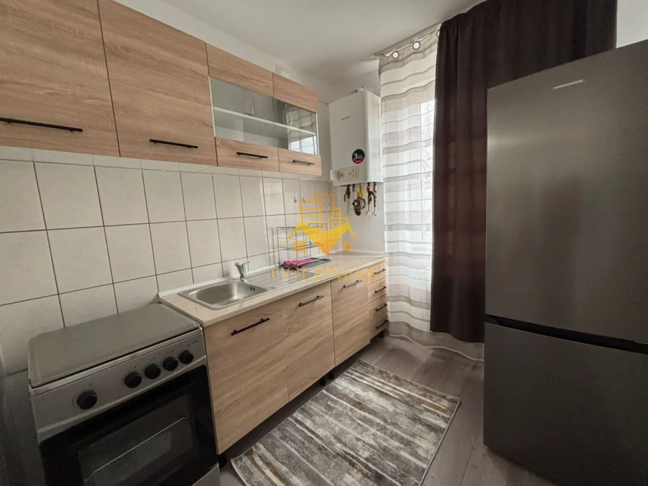 1 camera moderna, decomandata, parcare, Iris, Parcul Armatura - GOLDNESS Imobiliare vă propune spre închiriere un apartament cu 1 camera decomandata, complet mobilat și utilat, la etajul 2 într-un imobil de 3 etaje, în Cartierul Iris. Dispune de loc de parcare contracost 50 euro! Se află în apropierea stațiilor de transport în comun, magazine, restaurante, spații verzi, farmacii, etc. Apartamentul este compartimentat astfel: - dormitor cu pat matrimonial, dressing, noptiere - bucatarie open space complet utilată si mobilata, loc de servit masa - baie cu cada, calorifer port prosop și dulap pentru depozitare. - balcon 4 mp. Imobilul este dotat cu toate cele necesare- centrală proprie, mașină de spălat haine, frigider, aragaz, hotă, etc. Dacă sunteți interesați de acest apartament și doriți să îl vizionați, dar și pentru alte oferte nu ezitați să ne contactați telefonic sau prin e-mail. Vă stăm la dispoziție! Pentru intermediere se percepe un comision de 50% din prețul chiriei! }}