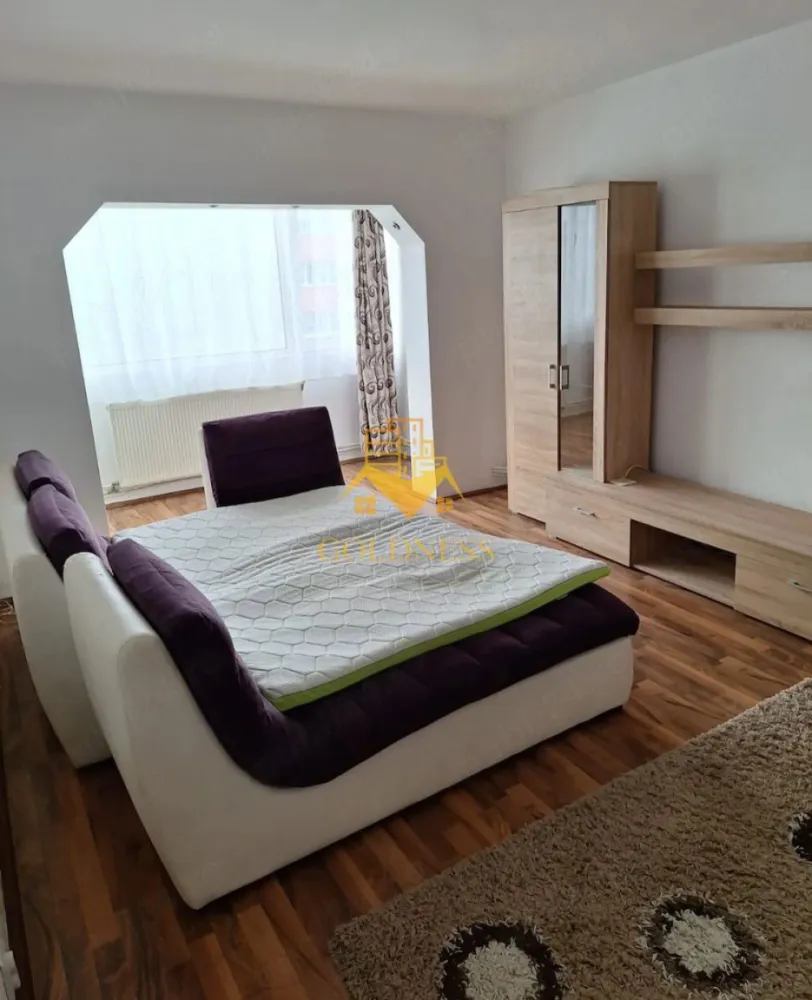 3 camere, Cartierul Marasti, Bvd. 21 dec 1989, București, Lidl - GOLDNESS Imobiliare vă propune spre închiriere un apartament cu 3 camere complet mobilat și utilat, la etajul 3 într-un imobil de 4 etaje, în Cartierul Marasti. Posibilitate de parcare la liber în zona. Se află în apropierea stațiilor de transport în comun, magazine, restaurante, spații verzi, farmacii, etc. Apartamentul este compartimentat astfel: - dormitor cu pat matrimonial, dressing, noptiere - dormitor cu canapea extensibilă - living cu canapea extensibilă - bucătărie complet utilată și mobilată, loc de servit masa - baie cu cada, baie serviciu, calorifer port prosop și dulap pentru depozitare. - balcon 5mp. Imobilul este dotat cu toate cele necesare- centrală proprie, frigider, aragaz, hotă, mașină de spălat haine, etc. Dacă sunteți interesați de acest apartament și doriți să îl vizionați, dar și pentru alte oferte nu ezitați să ne contactați telefonic sau prin e-mail. Vă stăm la dispoziție! Pentru intermediere se percepe un comision de 50% din prețul chiriei! }}