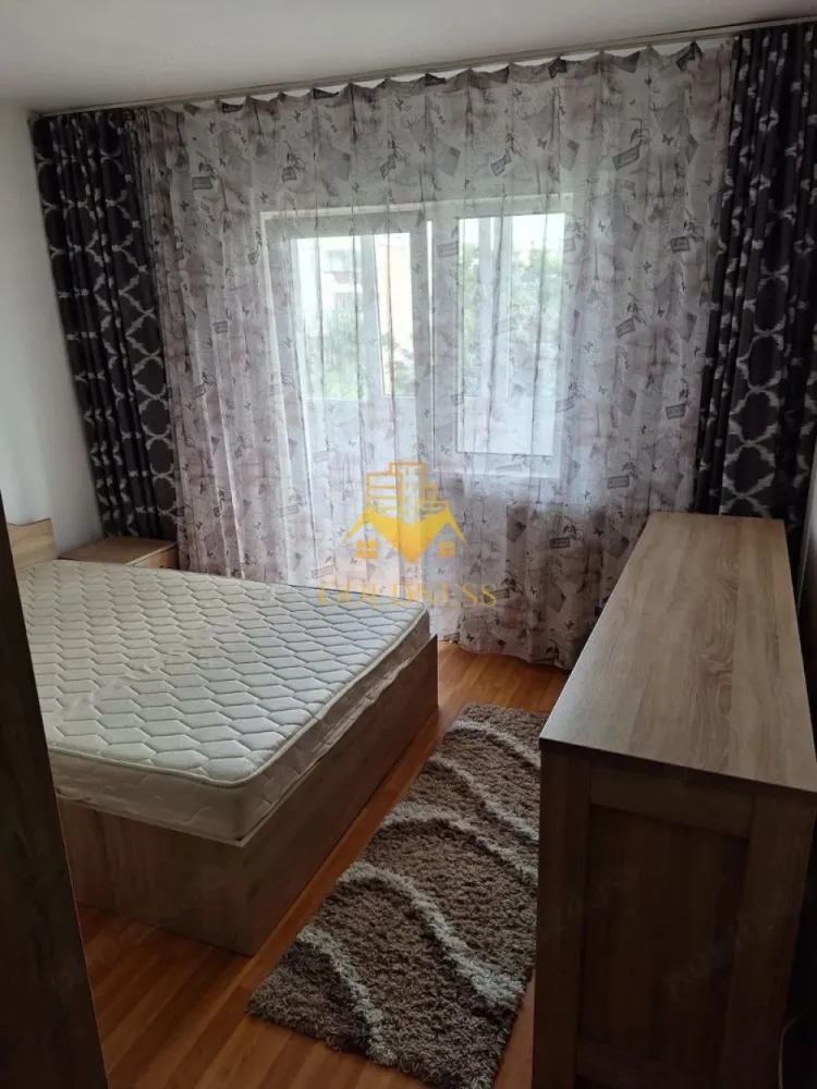 3 camere, Cartierul Marasti, Bvd. 21 dec 1989, București, Lidl - GOLDNESS Imobiliare vă propune spre închiriere un apartament cu 3 camere complet mobilat și utilat, la etajul 3 într-un imobil de 4 etaje, în Cartierul Marasti. Posibilitate de parcare la liber în zona. Se află în apropierea stațiilor de transport în comun, magazine, restaurante, spații verzi, farmacii, etc. Apartamentul este compartimentat astfel: - dormitor cu pat matrimonial, dressing, noptiere - dormitor cu canapea extensibilă - living cu canapea extensibilă - bucătărie complet utilată și mobilată, loc de servit masa - baie cu cada, baie serviciu, calorifer port prosop și dulap pentru depozitare. - balcon 5mp. Imobilul este dotat cu toate cele necesare- centrală proprie, frigider, aragaz, hotă, mașină de spălat haine, etc. Dacă sunteți interesați de acest apartament și doriți să îl vizionați, dar și pentru alte oferte nu ezitați să ne contactați telefonic sau prin e-mail. Vă stăm la dispoziție! Pentru intermediere se percepe un comision de 50% din prețul chiriei! }}