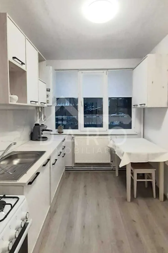 🏡 Apartament 3 camere decomandat – Tudor, zona Dacia | 130.000 € 🌿 - 🏡 Apartament 3 camere decomandat – Tudor, zona Dacia | 130.000 € 🌿 ✨ Cauți un apartament spațios, într-o zonă liniștită și verde? Acesta poate fi exact alegerea potrivită pentru tine! 📍 Locație: Târgu Mureș – Tudor, zona Dacia (str. Brașovului) 📐 Suprafață: 65 mp 🏢 Etaj: Parter din 4 💰 Preț: 130.000 € 🔑 Compartimentare practică: 🛋️ 3 camere decomandate 🍽️ Bucătărie 🛁 Baie 🧺 Cămară + debara 🚪 2 holuri 🌿 2 balcoane (unul închis cu termopan) ✔️ Apartament renovat recent ✔️ Mobilat modern ✔️ Geamuri termopan ✔️ Încălzire centralizată ✔️ Baie și bucătărie aproape noi ✔️ Zonă aerisită, cu mult spațiu verde 💡 Ideal pentru familie sau investiție sigură 📞 Pentru detalii și vizionări: 0749 535 729 👩‍💼 Coman Maria – Daro Imobiliare 💭 Te gândești să-l cumperi prin credit? Prin Kiwi Finance beneficiezi de: ✔️ analiză GRATUITĂ a eligibilității ✔️ acces la oferte de la peste 12 bănci ✔️ negocierea dobânzii în favoarea ta ✔️ suport complet până la semnare }}