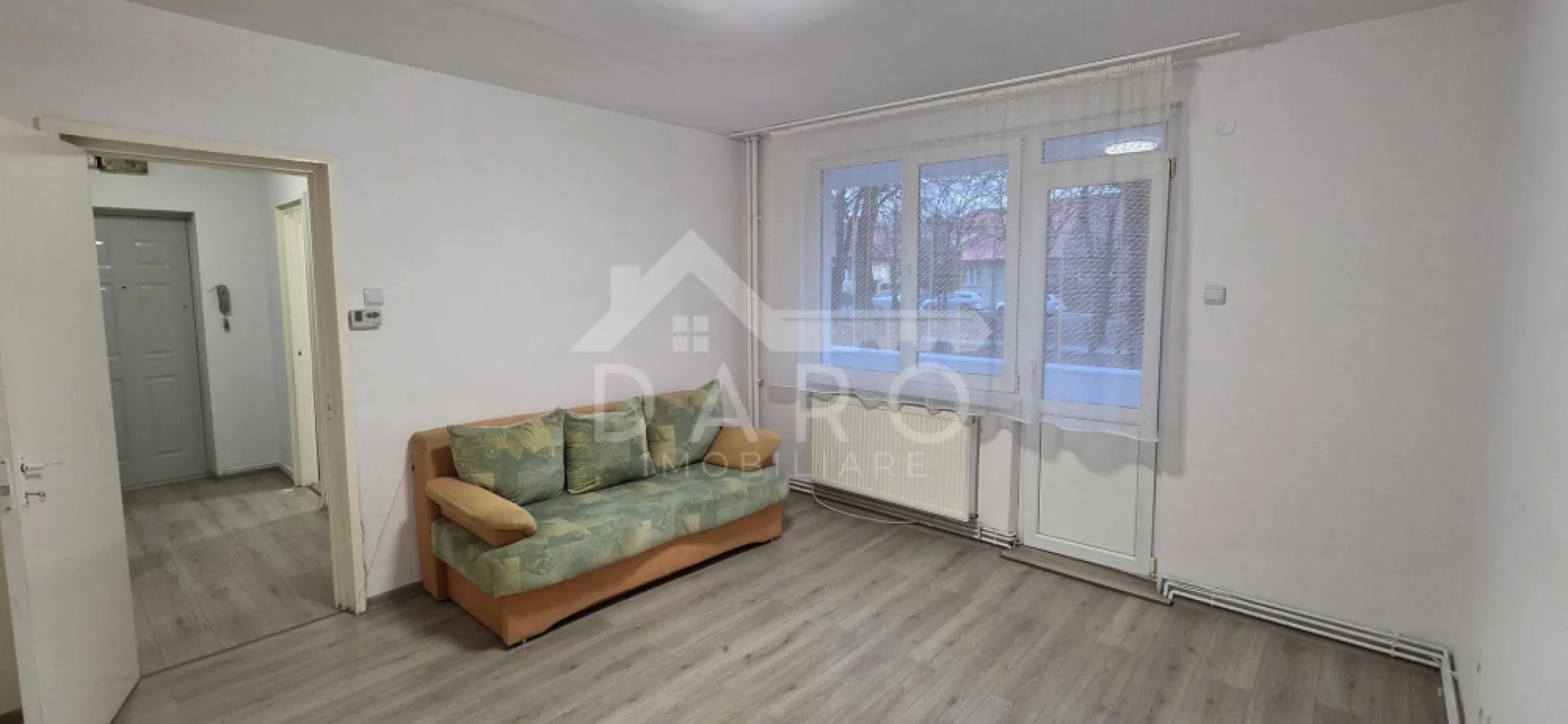 🏡 Apartament 3 camere decomandat – Tudor, zona Dacia | 130.000 € 🌿 - 🏡 Apartament 3 camere decomandat – Tudor, zona Dacia | 130.000 € 🌿 ✨ Cauți un apartament spațios, într-o zonă liniștită și verde? Acesta poate fi exact alegerea potrivită pentru tine! 📍 Locație: Târgu Mureș – Tudor, zona Dacia (str. Brașovului) 📐 Suprafață: 65 mp 🏢 Etaj: Parter din 4 💰 Preț: 130.000 € 🔑 Compartimentare practică: 🛋️ 3 camere decomandate 🍽️ Bucătărie 🛁 Baie 🧺 Cămară + debara 🚪 2 holuri 🌿 2 balcoane (unul închis cu termopan) ✔️ Apartament renovat recent ✔️ Mobilat modern ✔️ Geamuri termopan ✔️ Încălzire centralizată ✔️ Baie și bucătărie aproape noi ✔️ Zonă aerisită, cu mult spațiu verde 💡 Ideal pentru familie sau investiție sigură 📞 Pentru detalii și vizionări: 0749 535 729 👩‍💼 Coman Maria – Daro Imobiliare 💭 Te gândești să-l cumperi prin credit? Prin Kiwi Finance beneficiezi de: ✔️ analiză GRATUITĂ a eligibilității ✔️ acces la oferte de la peste 12 bănci ✔️ negocierea dobânzii în favoarea ta ✔️ suport complet până la semnare }}