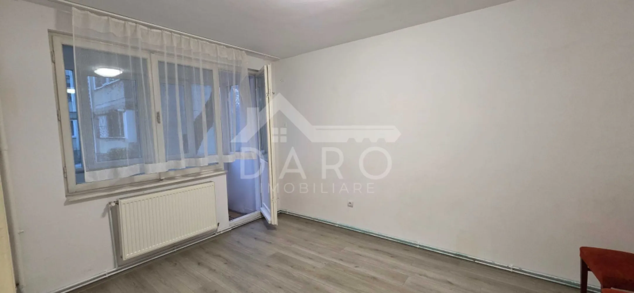 🏡 Apartament 3 camere decomandat – Tudor, zona Dacia | 130.000 € 🌿 - 🏡 Apartament 3 camere decomandat – Tudor, zona Dacia | 130.000 € 🌿 ✨ Cauți un apartament spațios, într-o zonă liniștită și verde? Acesta poate fi exact alegerea potrivită pentru tine! 📍 Locație: Târgu Mureș – Tudor, zona Dacia (str. Brașovului) 📐 Suprafață: 65 mp 🏢 Etaj: Parter din 4 💰 Preț: 130.000 € 🔑 Compartimentare practică: 🛋️ 3 camere decomandate 🍽️ Bucătărie 🛁 Baie 🧺 Cămară + debara 🚪 2 holuri 🌿 2 balcoane (unul închis cu termopan) ✔️ Apartament renovat recent ✔️ Mobilat modern ✔️ Geamuri termopan ✔️ Încălzire centralizată ✔️ Baie și bucătărie aproape noi ✔️ Zonă aerisită, cu mult spațiu verde 💡 Ideal pentru familie sau investiție sigură 📞 Pentru detalii și vizionări: 0749 535 729 👩‍💼 Coman Maria – Daro Imobiliare 💭 Te gândești să-l cumperi prin credit? Prin Kiwi Finance beneficiezi de: ✔️ analiză GRATUITĂ a eligibilității ✔️ acces la oferte de la peste 12 bănci ✔️ negocierea dobânzii în favoarea ta ✔️ suport complet până la semnare }}