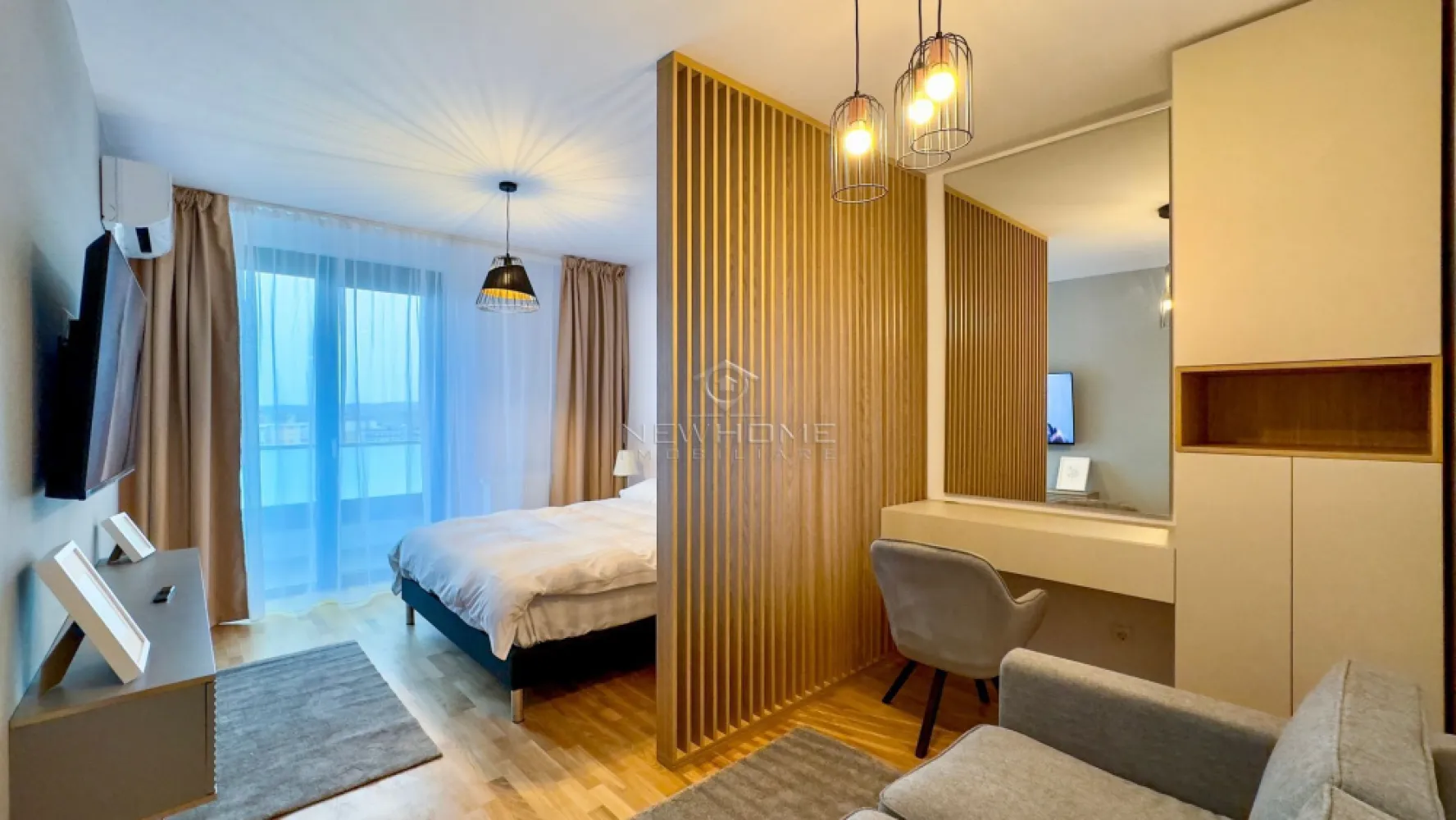 Apartament 1 camere, Parcare, zona Iulius Mall Park Lake - NewHOME imobiliare ofera spre inchiriere un apartament modern cu 1 camera semidecomandat, in ansamblul rezidential Park Lake, zona Iulius Mall. Apartamentul dispune de o suprafata utila de 38 mp + 5 mp balcon, amplasat la etajul 7 din 10 al unui imobil nou finalizat in anul 2023. Pozitionarea sa ofera sansa de a va bucura in fiecare zi de o panorama superba deasupra lacului Gheorgheni. Compartimentat astfel: hol, camera, bucatarie, baie, balcon, loc de PARCARE inclus in pret. Pentru confortul Dvs. se inchiriaza complet mobilat/utilat, dotat cu centrala termica proprie, AER conditionat, electrocasnice de calitate, masina de spalat haine, plita, hota, cuptor electric, frigider, TV. etc. Avand in vedere poziția si avantajele zonei este una de interes maxim, datorita pozitionarii fiind in apropiere de Iulius Mall, Porsche Engineering, facultatea FSEGA, Business centre, Iulius Park, etc. Pentru mai multe informatii si pentru a programa o vizionare, contactati-ne cu incredere!
