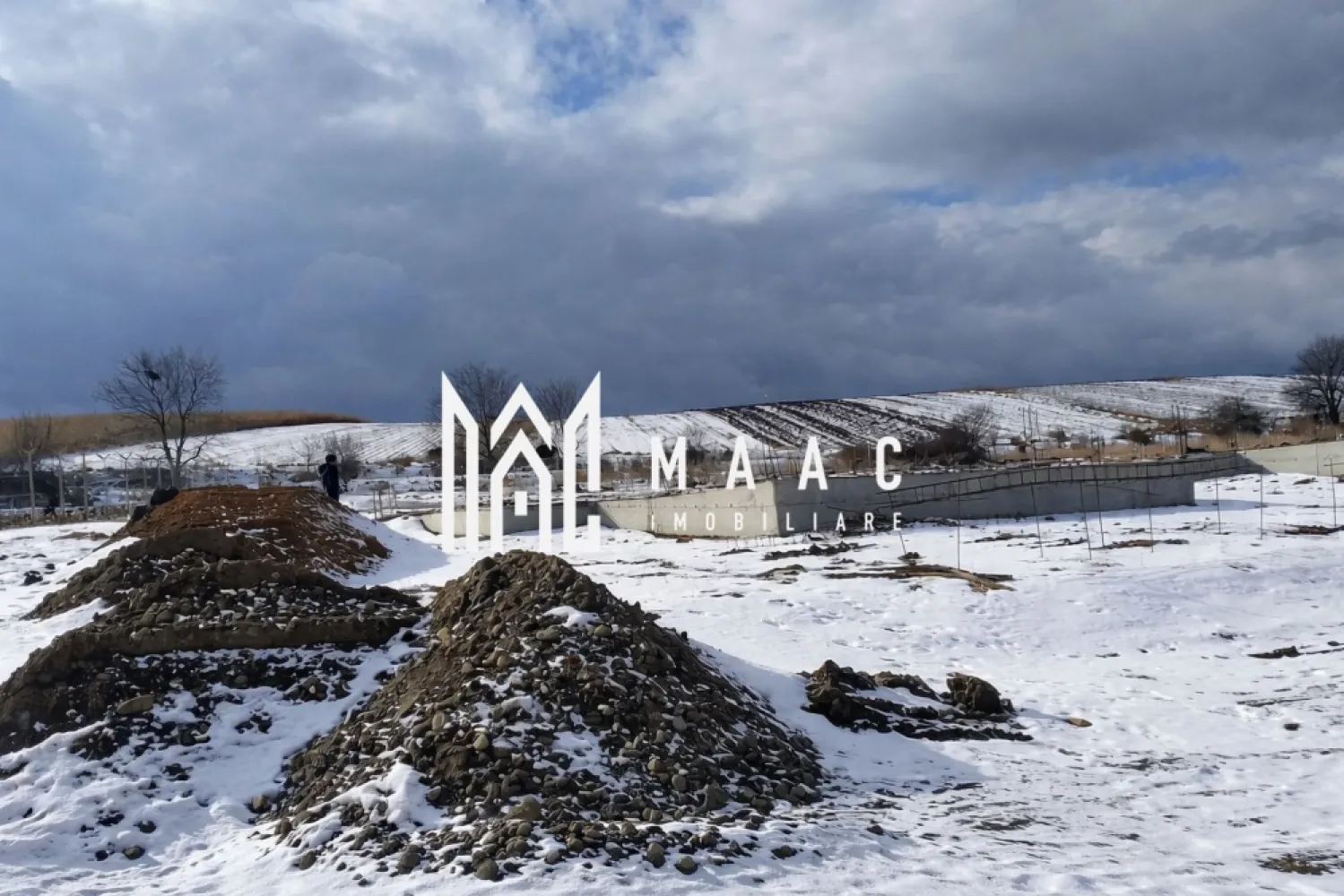 Teren Intravilan I 678 MPU I Sura Mare - MAAC Imobiliare va propune spre vanzare parcelă de teren intravilan cu suprafața totală de 678 mp, situată într-un cartier exclusiv de case, cu acces facil și priveliște superbă asupra împrejurimilor. Avantaje principale: Suprafață totală teren: 678 mp Fundație deja turnată Teren situat pe stradă amenajată Acces auto până la proprietate Utilități trase până la poarta terenului Zonă liniștită, ideală pentru locuință Amplasare foarte bună, într-un cartier de case din Șura Mare Destinații admise conform zonei: Imobil amplasat în zonă de locuințe individuale și colective mici, cu regim maxim de înălțime: S+P+E D+P+E S+P+M D+P+M Terenul este ideal atât pentru construcția unei case familiale, cât și pentru un proiect rezidențial de mici dimensiuni, beneficiind de toate avantajele unei zone în plină dezvoltare. Pentru mai multe detalii si programarea unei vizionari va rugam sa specificati ID: CP3005153. }}