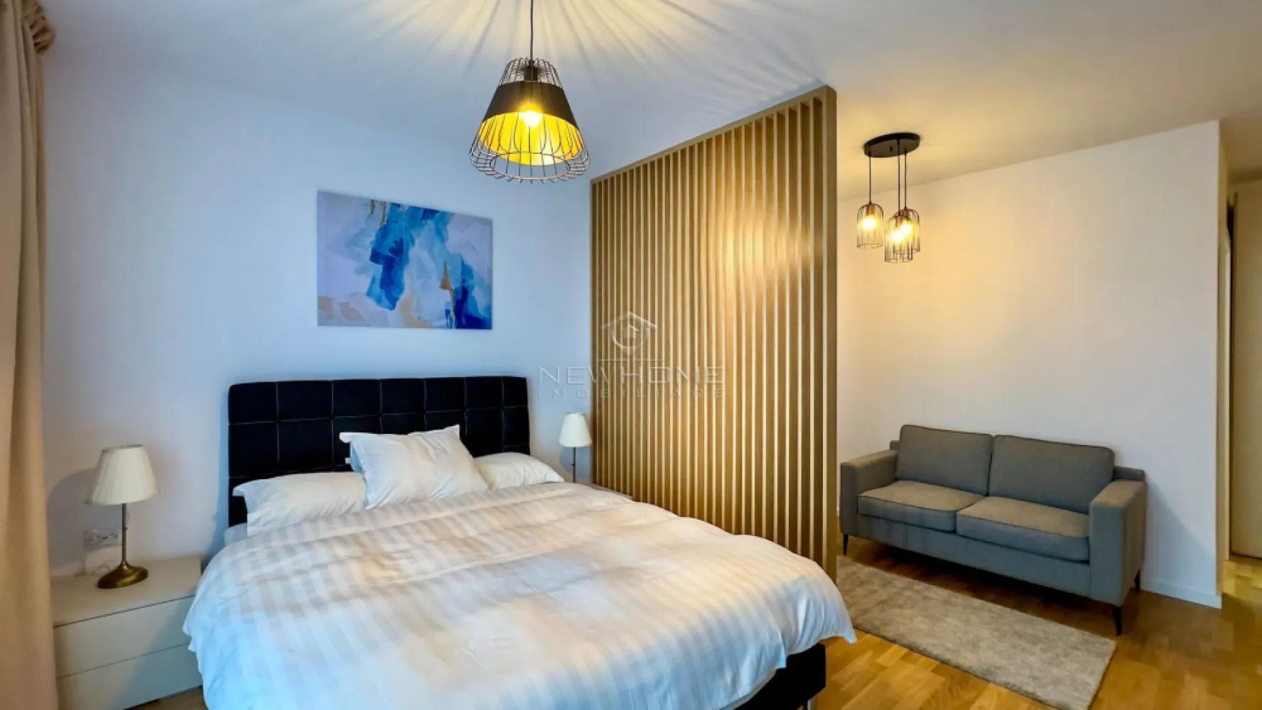 Apartament 1 camere, Parcare, zona Iulius Mall Park Lake - NewHOME imobiliare ofera spre inchiriere un apartament modern cu 1 camera semidecomandat, in ansamblul rezidential Park Lake, zona Iulius Mall. Apartamentul dispune de o suprafata utila de 38 mp + 5 mp balcon, amplasat la etajul 7 din 10 al unui imobil nou finalizat in anul 2023. Pozitionarea sa ofera sansa de a va bucura in fiecare zi de o panorama superba deasupra lacului Gheorgheni. Compartimentat astfel: hol, camera, bucatarie, baie, balcon, loc de PARCARE inclus in pret. Pentru confortul Dvs. se inchiriaza complet mobilat/utilat, dotat cu centrala termica proprie, AER conditionat, electrocasnice de calitate, masina de spalat haine, plita, hota, cuptor electric, frigider, TV. etc. Avand in vedere poziția si avantajele zonei este una de interes maxim, datorita pozitionarii fiind in apropiere de Iulius Mall, Porsche Engineering, facultatea FSEGA, Business centre, Iulius Park, etc. Pentru mai multe informatii si pentru a programa o vizionare, contactati-ne cu incredere!