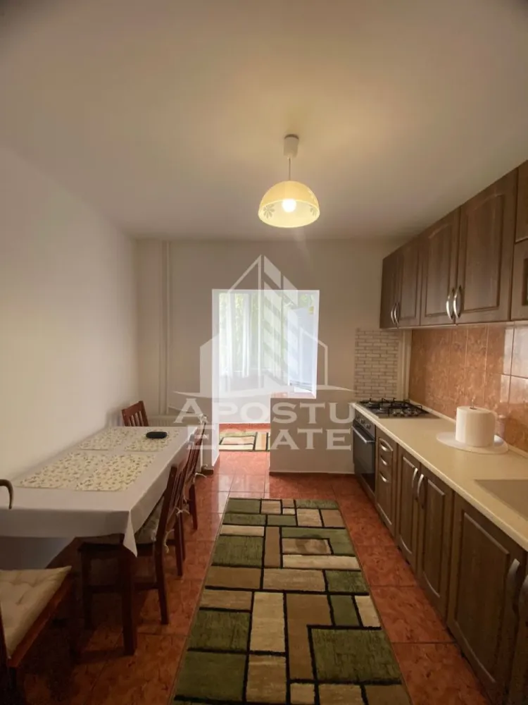 Apartament 2 camere , decomandat,zona Soarelui - APOSTU ESTATE vă propune spre închiriere un apartament spațios și elegant, cu 2 camere, situat într-o zonă liniștită și bine conectată din Soarelui, ideal pentru cupluri sau persoane care doresc un spațiu generos și confortabil.

Suprafață utilă: 57 mp
Compartimentare eficientă:

Hol de acces generos

Bucătărie complet mobilată și utilată, cu loc de luat masa

Living luminos și spațios

Dormitor matrimonial mobilat

Baie principală cu cadă și geam pentru ventilație naturală

Confort și facilități:

Boxa 

Aer condiționat

2 balcoane inchise , unul la bucatarie si altul la dormitor

Apartamentul este complet mobilat și utilat

Localizare: Zona Soarelui – liniște, acces facil spre oraș, în apropiere de magazine, școli și mijloace de transport în comun.

Ideal pentru:

Cupluri

Profesioniști care lucrează remote sau au nevoie de birou acasă

Preț chirie: 350 E
Programează o vizionare!
ID intern: CP2008145