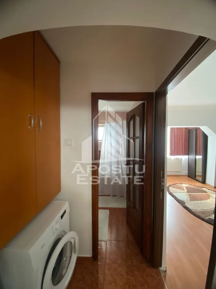 Apartament 2 camere , decomandat,zona Soarelui - APOSTU ESTATE vă propune spre închiriere un apartament spațios și elegant, cu 2 camere, situat într-o zonă liniștită și bine conectată din Soarelui, ideal pentru cupluri sau persoane care doresc un spațiu generos și confortabil.

Suprafață utilă: 57 mp
Compartimentare eficientă:

Hol de acces generos

Bucătărie complet mobilată și utilată, cu loc de luat masa

Living luminos și spațios

Dormitor matrimonial mobilat

Baie principală cu cadă și geam pentru ventilație naturală

Confort și facilități:

Boxa 

Aer condiționat

2 balcoane inchise , unul la bucatarie si altul la dormitor

Apartamentul este complet mobilat și utilat

Localizare: Zona Soarelui – liniște, acces facil spre oraș, în apropiere de magazine, școli și mijloace de transport în comun.

Ideal pentru:

Cupluri

Profesioniști care lucrează remote sau au nevoie de birou acasă

Preț chirie: 350 E
Programează o vizionare!
ID intern: CP2008145