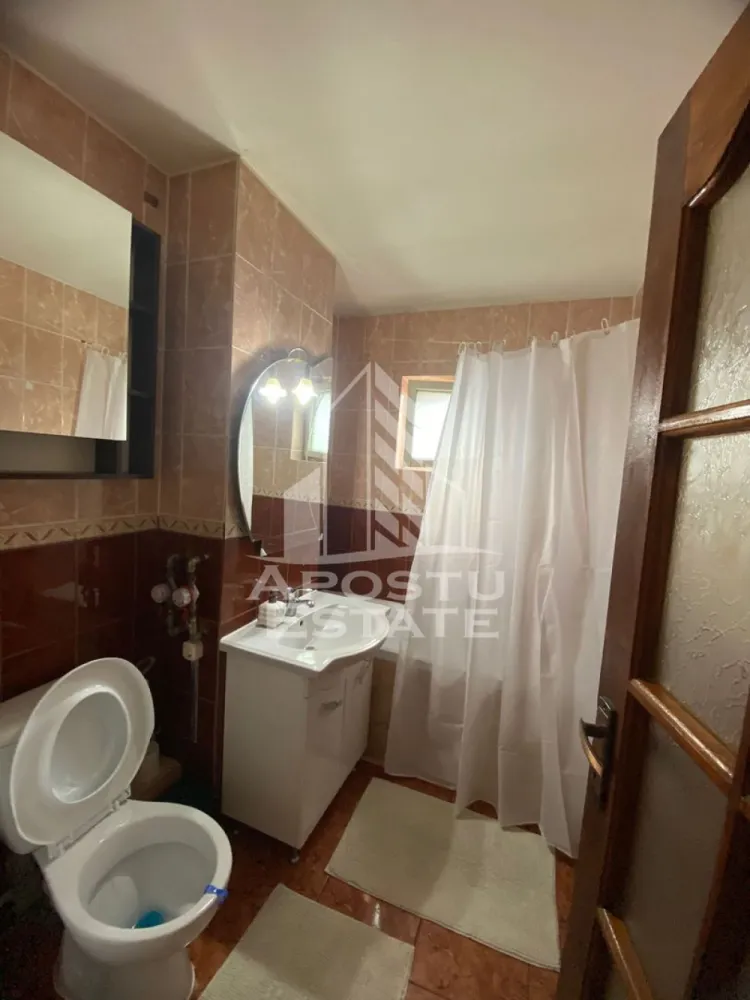 Apartament 2 camere , decomandat,zona Soarelui - APOSTU ESTATE vă propune spre închiriere un apartament spațios și elegant, cu 2 camere, situat într-o zonă liniștită și bine conectată din Soarelui, ideal pentru cupluri sau persoane care doresc un spațiu generos și confortabil.

Suprafață utilă: 57 mp
Compartimentare eficientă:

Hol de acces generos

Bucătărie complet mobilată și utilată, cu loc de luat masa

Living luminos și spațios

Dormitor matrimonial mobilat

Baie principală cu cadă și geam pentru ventilație naturală

Confort și facilități:

Boxa 

Aer condiționat

2 balcoane inchise , unul la bucatarie si altul la dormitor

Apartamentul este complet mobilat și utilat

Localizare: Zona Soarelui – liniște, acces facil spre oraș, în apropiere de magazine, școli și mijloace de transport în comun.

Ideal pentru:

Cupluri

Profesioniști care lucrează remote sau au nevoie de birou acasă

Preț chirie: 350 E
Programează o vizionare!
ID intern: CP2008145
