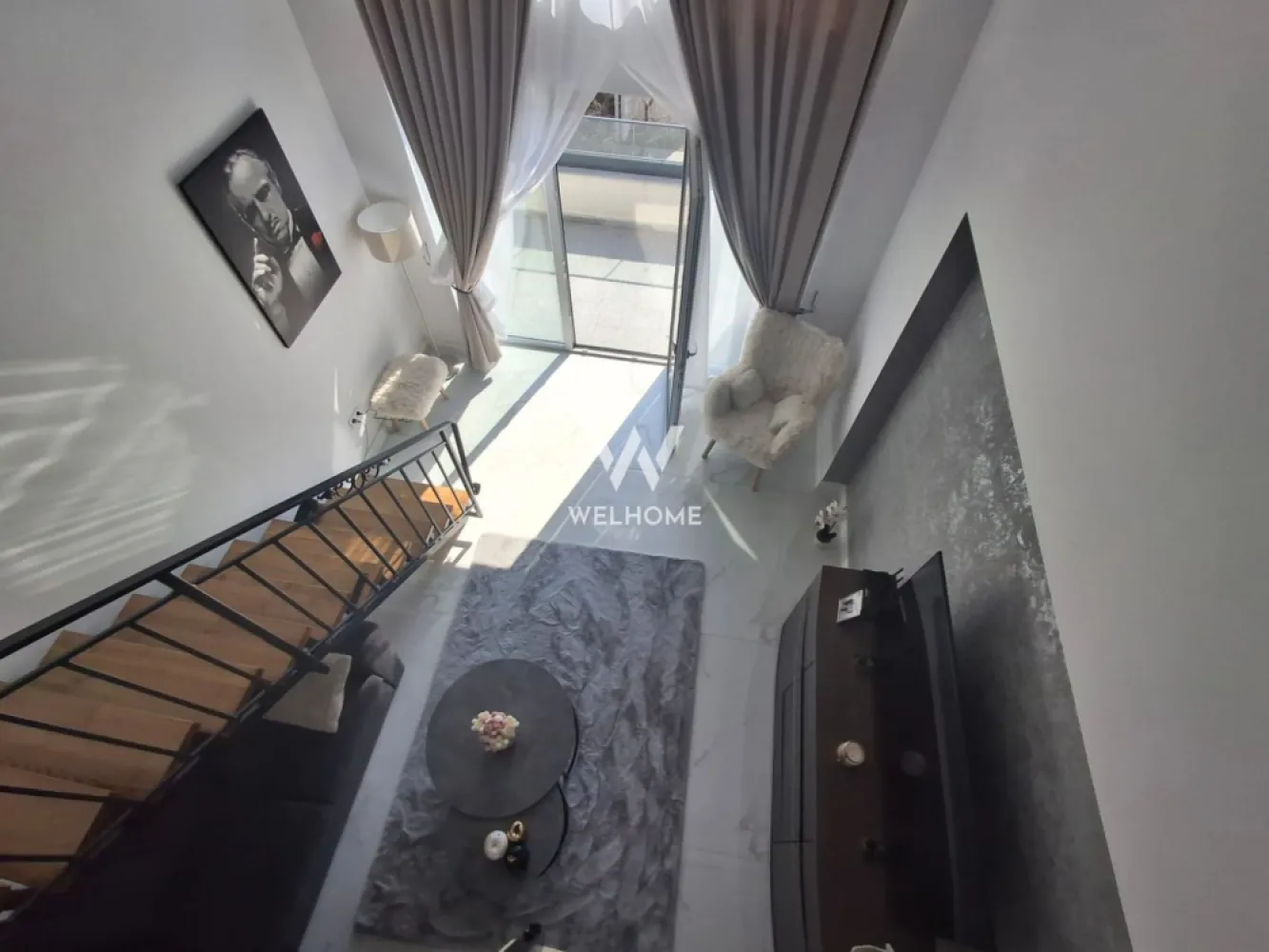 Apartament de lux de vânzare – 5 camere, DaVinci, Sibiu - Descoperă un apartament spectaculos, conceput pentru un stil de viață exclusivist, situat în renumitul ansamblu rezidențial DaVinci din Cristian, la doar câteva minute de Sibiu. Această proprietate impresionează prin designul elegant, finisajele premium și atenția desăvârșită la detalii.

Caracteristici principale:

5 camere (living generos + 4 dormitoare)

Suprafață utilă: 110 mp

Bucătărie complet echipată, cu electrocasnice de top

3 băi finisate cu materiale premium

Scară interioară din lemn masiv, element de design rafinat

Terasă spațioasă de 14 mp – ideală pentru relaxare

1 loc de parcare inclus

Spații de depozitare inteligent integrate

Dotări și finisaje ultralux:

Mobilier realizat la comandă, din materiale de cea mai înaltă calitate

Pardoseli premium 

Iluminat ambiental modern, cu accente arhitecturale

Electrocasnice încorporate de ultimă generație

Design interior sofisticat, cu influențe contemporane

Ferestre mari pentru lumină naturală abundentă

Izolație fonică și termică superioară

Avantajele zonei:

Acces rapid către Sibiu și autostradă

Zonă aerisită, liniștită, cu priveliști deosebite

Apropiere de aeroport

Infrastructură modernă și în continuă dezvoltare

Comunitate selectă și sigură

Acces facil către zone comerciale, restaurante și spații verzi

Această proprietate este alegerea perfectă pentru cei care caută rafinament, confort absolut și o investiție într-un stil de viață premium.

Pret: 260.000 euro, negociabil

Detalii si vizionari: 0740066818, Cristina