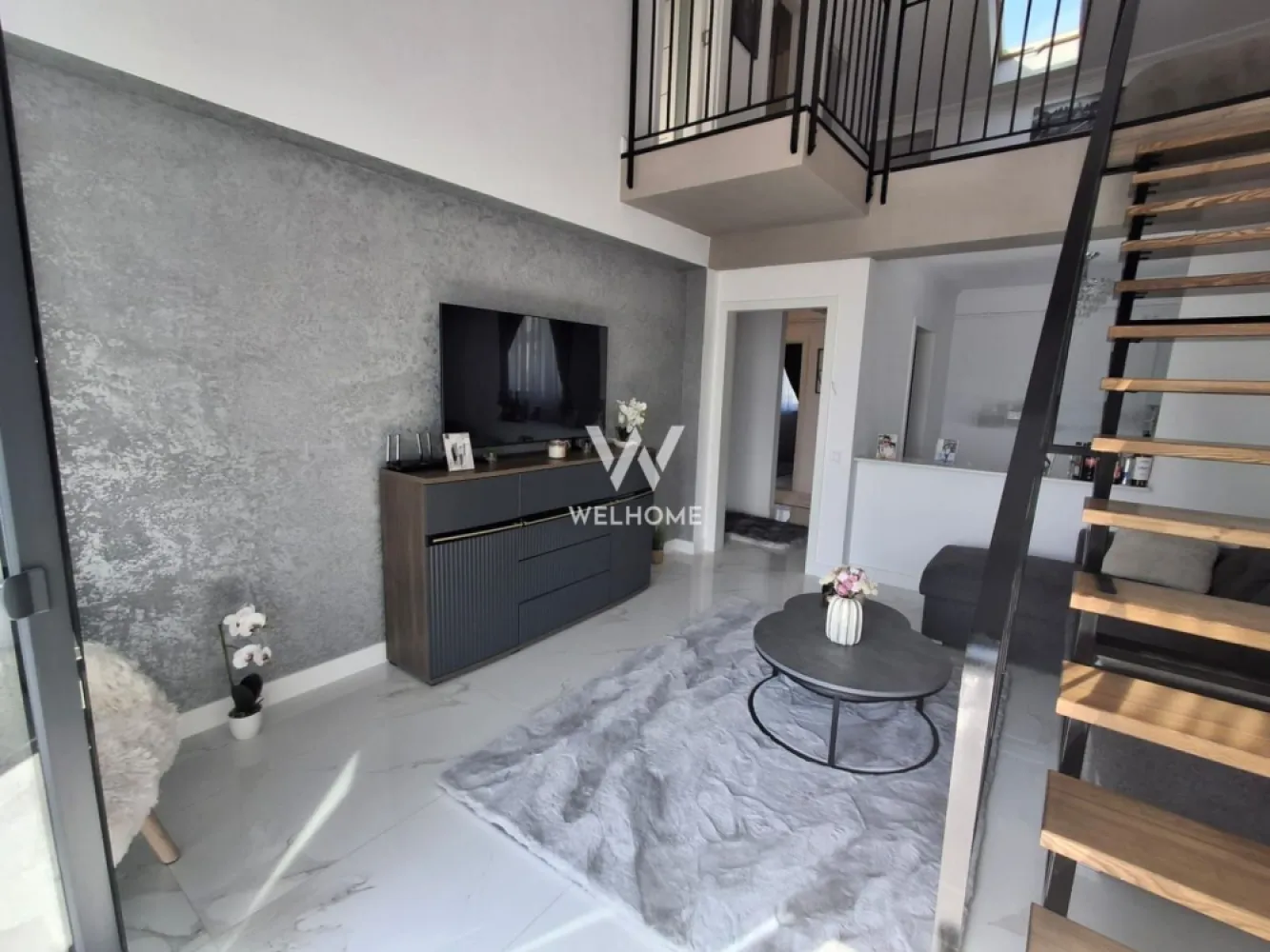 Apartament de lux de vânzare – 5 camere, DaVinci, Sibiu - Descoperă un apartament spectaculos, conceput pentru un stil de viață exclusivist, situat în renumitul ansamblu rezidențial DaVinci din Cristian, la doar câteva minute de Sibiu. Această proprietate impresionează prin designul elegant, finisajele premium și atenția desăvârșită la detalii.

Caracteristici principale:

5 camere (living generos + 4 dormitoare)

Suprafață utilă: 110 mp

Bucătărie complet echipată, cu electrocasnice de top

3 băi finisate cu materiale premium

Scară interioară din lemn masiv, element de design rafinat

Terasă spațioasă de 14 mp – ideală pentru relaxare

1 loc de parcare inclus

Spații de depozitare inteligent integrate

Dotări și finisaje ultralux:

Mobilier realizat la comandă, din materiale de cea mai înaltă calitate

Pardoseli premium 

Iluminat ambiental modern, cu accente arhitecturale

Electrocasnice încorporate de ultimă generație

Design interior sofisticat, cu influențe contemporane

Ferestre mari pentru lumină naturală abundentă

Izolație fonică și termică superioară

Avantajele zonei:

Acces rapid către Sibiu și autostradă

Zonă aerisită, liniștită, cu priveliști deosebite

Apropiere de aeroport

Infrastructură modernă și în continuă dezvoltare

Comunitate selectă și sigură

Acces facil către zone comerciale, restaurante și spații verzi

Această proprietate este alegerea perfectă pentru cei care caută rafinament, confort absolut și o investiție într-un stil de viață premium.

Pret: 260.000 euro, negociabil

Detalii si vizionari: 0740066818, Cristina