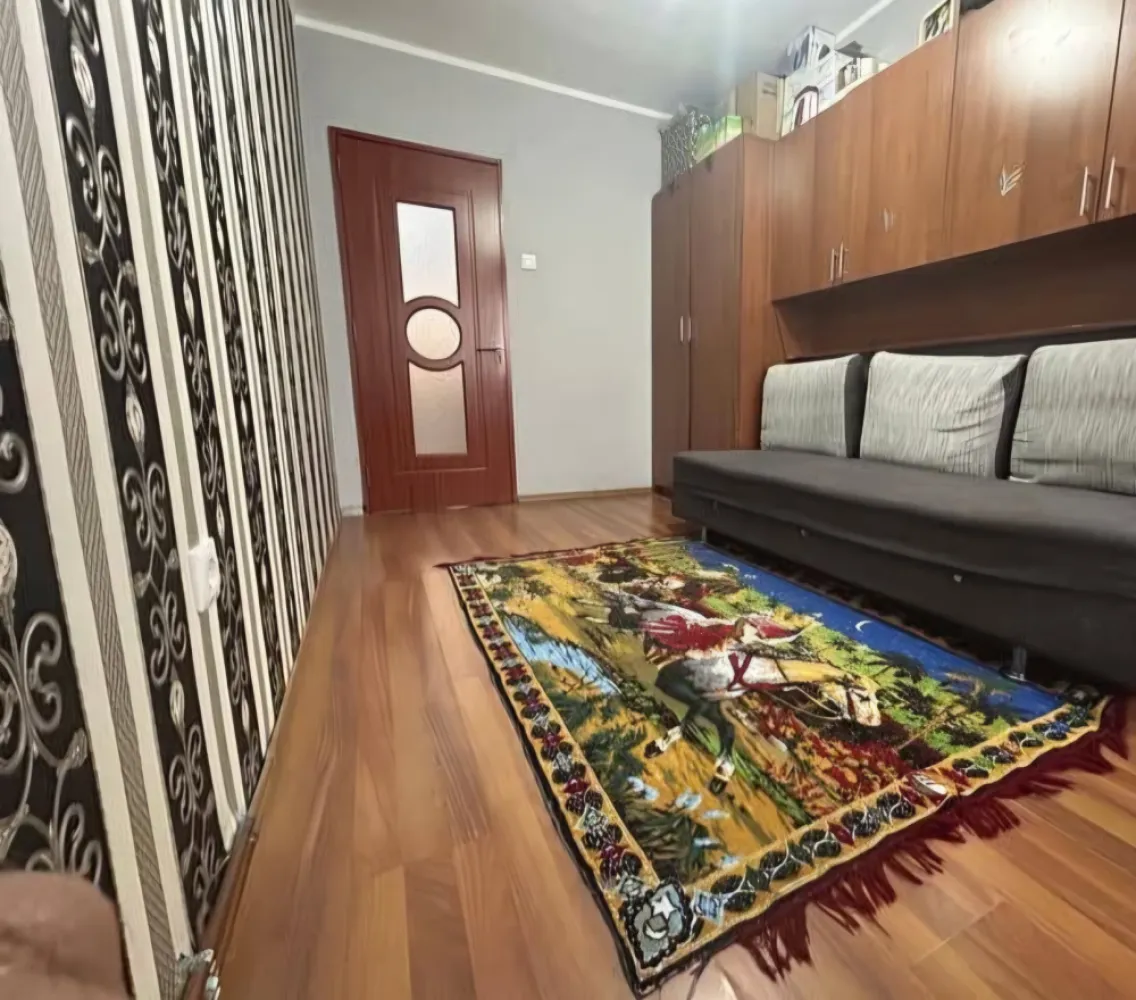 Apartament 2 camere decomandat - Se vinde apartament decomandat cu 2 camere in zonă bună, pe strada Aleea Filaturii lângă Lidl-ul de la Semilună, în bloc turn cu vedere spre sensul giratoriu dintre Decebal si Regele Mihai I. Apartamentul are 48 m2 construiți si 44 mp utili&nbsp;Compartimentare:1 x Cameră Mare&nbsp;1 x Cameră mică&nbsp;1 x Baie1 x Bucătărie&nbsp;1 x Hol1 x Balcon inchis&nbsp;1 x Debara depozitare, spațiu mașină de spălat&nbsp;Poate fi recompartimentat, din bucătărie închisă în bucatarie Open Space.Facilități:- Lift Nou- Etaj 3 din 10- Geamuri termopan&nbsp;- Centrală pe gaz nouă ImmerGas- Termostat inteligent controlat de la distanță&nbsp;- Instalație cupru- Mobilat/Utilat- Interfon- Ușă metalică&nbsp;- Supermarket Lidl la ieșirea din scară&nbsp;- Spital, Mall-uri, Supermarket-uri,Gara, Autogara toate la câteva sute de metri distanță.- Școala Gimnazială nr. 18 la 140 m- Grădiniță cu program prelungit nr. 28 la 400 m- Spațiu verde in fața blocului cât si un parc mic pentru copii.- Parcare mareCosturi întreținereElectricitate: 90-100 KWGaz: Vara 15-20 mc, Iarna 100-150 mc.Apartamentul este ideal pentru o familie cu copii sau pentru a fi dat spre închiriere, poate fi locuibil.Accept si schimb cu o casă până în 55.000 de euro si la o distanță de 30 km de oraș.Pentru mai multe detalii scrieți sau sunați la numărul de telefon. }}