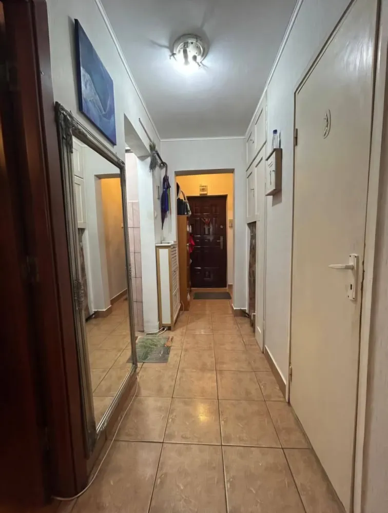 Apartament 2 camere decomandat - Se vinde apartament decomandat cu 2 camere in zonă bună, pe strada Aleea Filaturii lângă Lidl-ul de la Semilună, în bloc turn cu vedere spre sensul giratoriu dintre Decebal si Regele Mihai I. Apartamentul are 48 m2 construiți si 44 mp utili&nbsp;Compartimentare:1 x Cameră Mare&nbsp;1 x Cameră mică&nbsp;1 x Baie1 x Bucătărie&nbsp;1 x Hol1 x Balcon inchis&nbsp;1 x Debara depozitare, spațiu mașină de spălat&nbsp;Poate fi recompartimentat, din bucătărie închisă în bucatarie Open Space.Facilități:- Lift Nou- Etaj 3 din 10- Geamuri termopan&nbsp;- Centrală pe gaz nouă ImmerGas- Termostat inteligent controlat de la distanță&nbsp;- Instalație cupru- Mobilat/Utilat- Interfon- Ușă metalică&nbsp;- Supermarket Lidl la ieșirea din scară&nbsp;- Spital, Mall-uri, Supermarket-uri,Gara, Autogara toate la câteva sute de metri distanță.- Școala Gimnazială nr. 18 la 140 m- Grădiniță cu program prelungit nr. 28 la 400 m- Spațiu verde in fața blocului cât si un parc mic pentru copii.- Parcare mareCosturi întreținereElectricitate: 90-100 KWGaz: Vara 15-20 mc, Iarna 100-150 mc.Apartamentul este ideal pentru o familie cu copii sau pentru a fi dat spre închiriere, poate fi locuibil.Accept si schimb cu o casă până în 55.000 de euro si la o distanță de 30 km de oraș.Pentru mai multe detalii scrieți sau sunați la numărul de telefon. }}