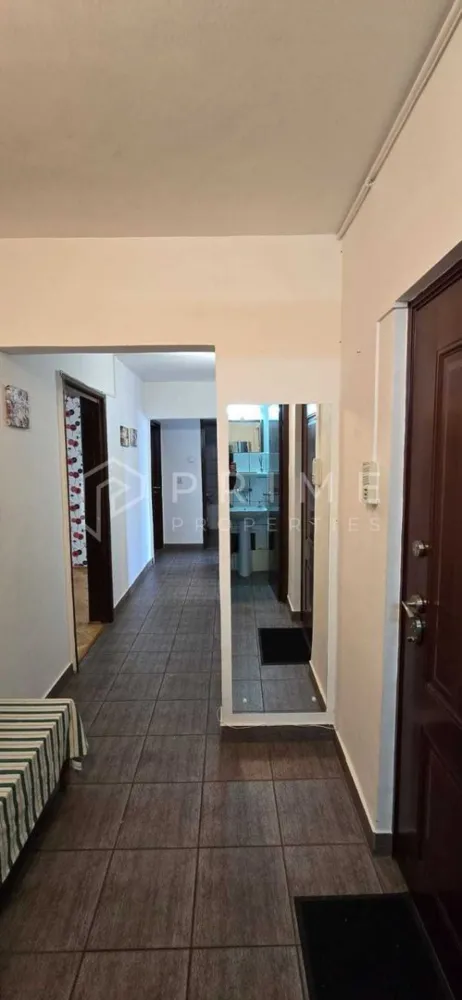 Apartament 3 camere, decomandat – Zonă liniștită în Cartierul Tudor - Vă propunem spre vânzare un apartament spațios și practic, situat într-o zonă excelentă a cartierului Tudor, la doar 300 de metri de Shopping City Târgu Mureș. Poziționat la etajul 3, apartamentul oferă un echilibru ideal între proximitatea față de punctele de interes și liniștea unui mediu rezidențial ferit de agitația străzii principale.

Detalii tehnice și compartimentare:

Suprafață utilă: 65 mp, compartimentare decomandată.

Structură: 3 camere, 2 băi, bucătărie și cămară.

Spațiu exterior: Balcon închis.

Stare: Apartamentul necesită modernizare, dar este complet funcțional și poate fi locuit imediat.

Facilități și avantaje:

Confort: Bucătărie complet echipată.

Amplasament: Zonă liniștită, cu drum asfaltat, ferită de zgomotul arterelor principale.

Mediu: Bloc înconjurat de spații verzi generoase și vecini liniștiți.

Parcare: Zonă de parcare cu umbră disponibilă în jurul blocului.

Proximitate: Acces extrem de rapid către Shopping City și benzinăria Mol, beneficiind de toate facilitățile comerciale și de transport din apropiere.

Această proprietate reprezintă o oportunitate excelentă pentru cei care doresc să investească într-o locuință bine compartimentată, situată într-una dintre cele mai accesibile și căutate zone din Târgu Mureș.

Promisiunea Prime Properties
La Prime Properties, fiecare tranzacție înseamnă mai mult decât o simplă achiziție – este un proces complet, în care colaborăm cu cei mai buni profesioniști: notari, avocați, evaluatori, specialiști în certificate energetice și consultanți de credite imobiliare. Astfel, atunci când alegi o proprietate prin noi, primești la pachet siguranță, transparență și servicii impecabile pe tot parcursul drumului tău către casa ideală.