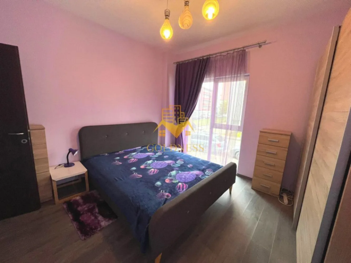 2 camere, curte, UMF, Zorilor, UTCN, Golden Tulip, LIDL, USAMV - GOLDNESS Imobiliare vă propune spre închiriere un apartament cu 2 camere open-space complet mobilat și utilat, la parter într-un imobil de 4 etaje, în Cartierul Zorilor, Zona Golden Tulip, Strada Melodiei, bloc nou, cu lift. Se află în apropierea stațiilor de transport în comun, magazine, restaurante, spații verzi, farmacii, etc. Apartamentul este compartimentat astfel: - dormitor cu pat matrimonial, dressing, noptiere - living cu bucatarie open space complet utilată, canapea extensibilă, loc de servit masa - baie cu cabina de dus, calorifer port prosop și dulap pentru depozitare. - curte privata de 40 mp. Imobilul este dotat cu toate cele necesare- centrală proprie cu incalzire in pardoseala, mașină de spălat haine, frigider, plită electrică, hotă, etc. Dacă sunteți interesați de acest apartament și doriți să îl vizionați, dar și pentru alte oferte nu ezitați să ne contactați telefonic sau prin e-mail. Vă stăm la dispoziție! Pentru intermediere se percepe un comision de 50% din prețul chiriei! }}