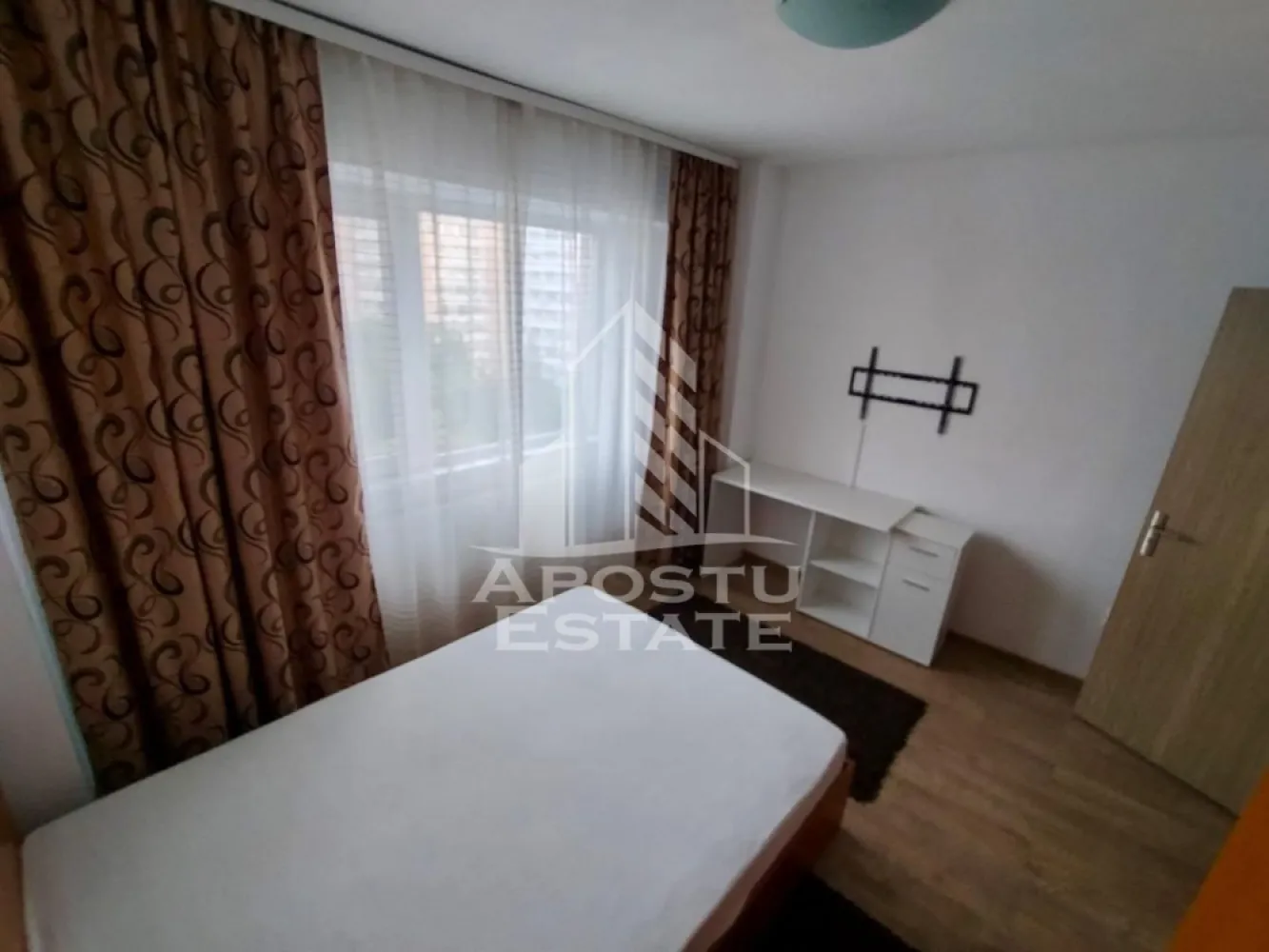 Apartament cu 3 camere , de inchiriat, zona Circumvalatiunii - Agentia imobiliara APOSTU ESTATE va propune spre inchiriere un apartament cu 3 camere, spatios si luminos, situat in zona Circumvalatiunii, o zona linistita si bine pozitionata din Timisoara, potrivit pentru cupluri,familii, sau studenti care isi doresc o locuinta unde sa se simta confortabil si cu acces facil catre scoli, statii de autobuz, supermarketuri , magazine de zona, parcuri.

Suprafata utila: 85 mp
Compartimentare eficienta:
-Hol de acces generos
-Bucatarie complet mobilata si utilata, cu loc de luat masa
-Living luminos si spatios
-Dormitoare mobilate si utilate
-Baie prevazuta cu dus

Confort si facilitati:
-Incalzirea apartamentului: centrala proprie 
-Apartamentul este complet mobilat si utilat
-Nu se accepta animale de companie de catre proprietar

Localizare:
-Timis,Timisoara, zona Circumvalatiunii – acces facil spre magazine, supermarketuri, scoli, parcuri si mijloace de transport in comun.

Ideal pentru:
-Familii
-Cupluri
-Studenti

Disponibilitate: imediata
Pret chirie lunara: 500
Programeaza o vizionare pentru a-ti putea imagina viitorul aici!
ID intern: CP2572794