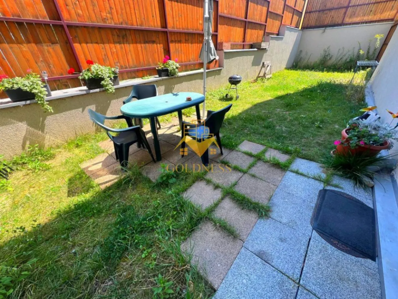 2 camere, curte, UMF, Zorilor, UTCN, Golden Tulip, LIDL, USAMV - GOLDNESS Imobiliare vă propune spre închiriere un apartament cu 2 camere open-space complet mobilat și utilat, la parter într-un imobil de 4 etaje, în Cartierul Zorilor, Zona Golden Tulip, Strada Melodiei, bloc nou, cu lift. Se află în apropierea stațiilor de transport în comun, magazine, restaurante, spații verzi, farmacii, etc. Apartamentul este compartimentat astfel: - dormitor cu pat matrimonial, dressing, noptiere - living cu bucatarie open space complet utilată, canapea extensibilă, loc de servit masa - baie cu cabina de dus, calorifer port prosop și dulap pentru depozitare. - curte privata de 40 mp. Imobilul este dotat cu toate cele necesare- centrală proprie cu incalzire in pardoseala, mașină de spălat haine, frigider, plită electrică, hotă, etc. Dacă sunteți interesați de acest apartament și doriți să îl vizionați, dar și pentru alte oferte nu ezitați să ne contactați telefonic sau prin e-mail. Vă stăm la dispoziție! Pentru intermediere se percepe un comision de 50% din prețul chiriei! }}