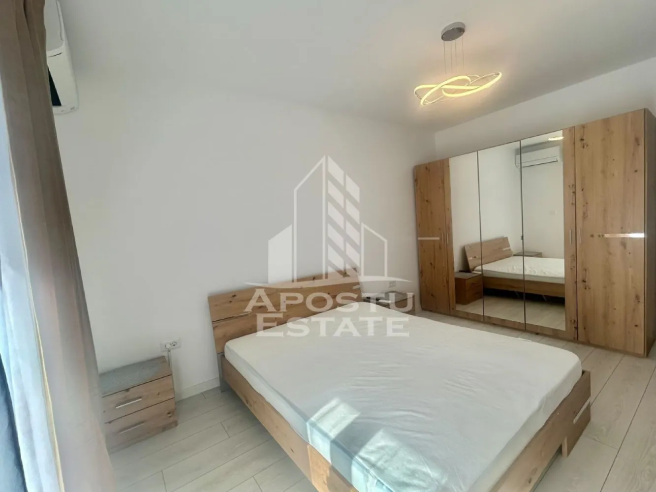 Apartament 1 camera de inchiriat, loc de parcare, Giroc - Agentia imobiliara APOSTU ESTATE va propune spre inchiriere un apartament cu 1 camera, spatios si luminos, situat in Giroc o zona linistita si bine pozitionata langa Timisoara,Timis. Potrivit pentru cupluri,, tineri si studenti care isi doresc o locuinta unde sa se simta confortabil si cu acces facil catre scoli, statii de autobuz, supermarketuri , magazine de zona, parcuri.

Suprafata utila: 34mp
Compartimentare eficienta:
-Hol de acces generos
-Bucatarie complet mobilata si utilata
-Dormitor mobilat si utilat
-Baia este dotata cu cada

Confort si facilitati:
-Incalzirea apartamentului: centrala proprie
-Apartamentul este complet mobilat si utilat

Localizare:
-Giroc, Timisoara– acces facil spre magazine, supermarketuri,scoli, parcuri si mijloace de transport in comun.

Ideal pentru:

-Cupluri
-Tineri
-Studenti

Disponibilitate: imediat
Pret chirie lunara:350€
Programeaza o vizionare pentru a-ti putea imagina viitorul aici!
ID intern:CP3217168