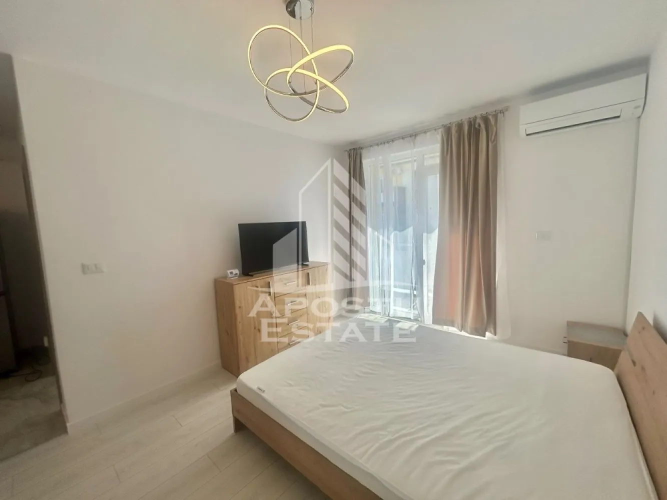 Apartament 1 camera de inchiriat, loc de parcare, Giroc - Agentia imobiliara APOSTU ESTATE va propune spre inchiriere un apartament cu 1 camera, spatios si luminos, situat in Giroc o zona linistita si bine pozitionata langa Timisoara,Timis. Potrivit pentru cupluri,, tineri si studenti care isi doresc o locuinta unde sa se simta confortabil si cu acces facil catre scoli, statii de autobuz, supermarketuri , magazine de zona, parcuri.

Suprafata utila: 34mp
Compartimentare eficienta:
-Hol de acces generos
-Bucatarie complet mobilata si utilata
-Dormitor mobilat si utilat
-Baia este dotata cu cada

Confort si facilitati:
-Incalzirea apartamentului: centrala proprie
-Apartamentul este complet mobilat si utilat

Localizare:
-Giroc, Timisoara– acces facil spre magazine, supermarketuri,scoli, parcuri si mijloace de transport in comun.

Ideal pentru:

-Cupluri
-Tineri
-Studenti

Disponibilitate: imediat
Pret chirie lunara:350€
Programeaza o vizionare pentru a-ti putea imagina viitorul aici!
ID intern:CP3217168