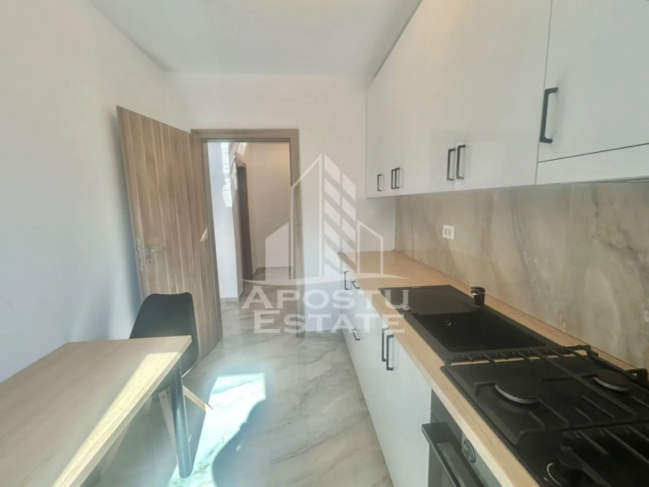 Apartament 1 camera de inchiriat, loc de parcare, Giroc - Agentia imobiliara APOSTU ESTATE va propune spre inchiriere un apartament cu 1 camera, spatios si luminos, situat in Giroc o zona linistita si bine pozitionata langa Timisoara,Timis. Potrivit pentru cupluri,, tineri si studenti care isi doresc o locuinta unde sa se simta confortabil si cu acces facil catre scoli, statii de autobuz, supermarketuri , magazine de zona, parcuri.

Suprafata utila: 34mp
Compartimentare eficienta:
-Hol de acces generos
-Bucatarie complet mobilata si utilata
-Dormitor mobilat si utilat
-Baia este dotata cu cada

Confort si facilitati:
-Incalzirea apartamentului: centrala proprie
-Apartamentul este complet mobilat si utilat

Localizare:
-Giroc, Timisoara– acces facil spre magazine, supermarketuri,scoli, parcuri si mijloace de transport in comun.

Ideal pentru:

-Cupluri
-Tineri
-Studenti

Disponibilitate: imediat
Pret chirie lunara:350€
Programeaza o vizionare pentru a-ti putea imagina viitorul aici!
ID intern:CP3217168