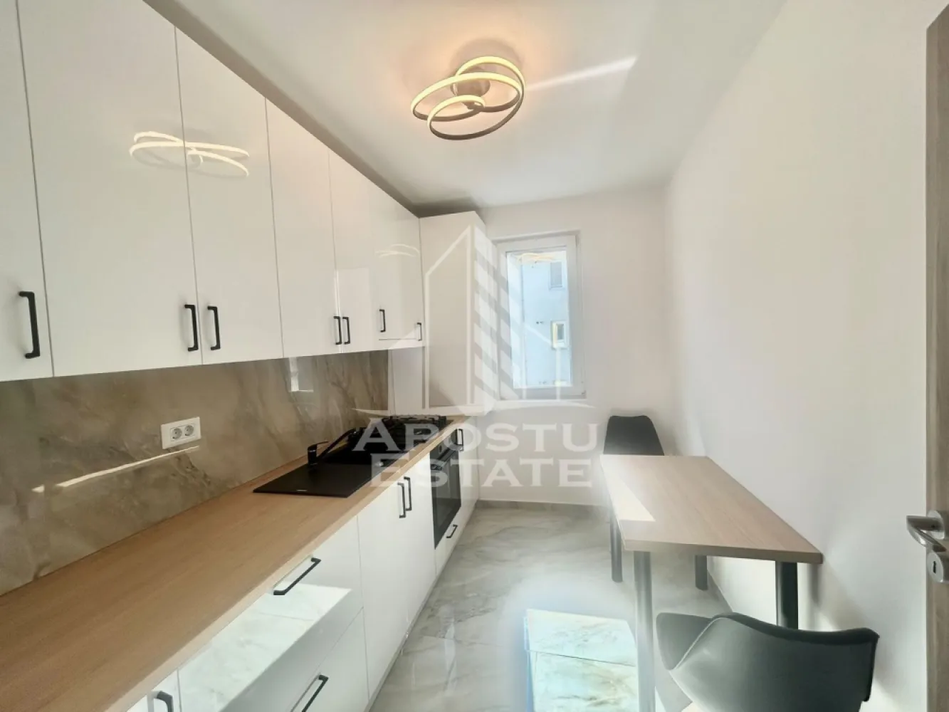 Apartament 1 camera de inchiriat, loc de parcare, Giroc - Agentia imobiliara APOSTU ESTATE va propune spre inchiriere un apartament cu 1 camera, spatios si luminos, situat in Giroc o zona linistita si bine pozitionata langa Timisoara,Timis. Potrivit pentru cupluri,, tineri si studenti care isi doresc o locuinta unde sa se simta confortabil si cu acces facil catre scoli, statii de autobuz, supermarketuri , magazine de zona, parcuri.

Suprafata utila: 34mp
Compartimentare eficienta:
-Hol de acces generos
-Bucatarie complet mobilata si utilata
-Dormitor mobilat si utilat
-Baia este dotata cu cada

Confort si facilitati:
-Incalzirea apartamentului: centrala proprie
-Apartamentul este complet mobilat si utilat

Localizare:
-Giroc, Timisoara– acces facil spre magazine, supermarketuri,scoli, parcuri si mijloace de transport in comun.

Ideal pentru:

-Cupluri
-Tineri
-Studenti

Disponibilitate: imediat
Pret chirie lunara:350€
Programeaza o vizionare pentru a-ti putea imagina viitorul aici!
ID intern:CP3217168