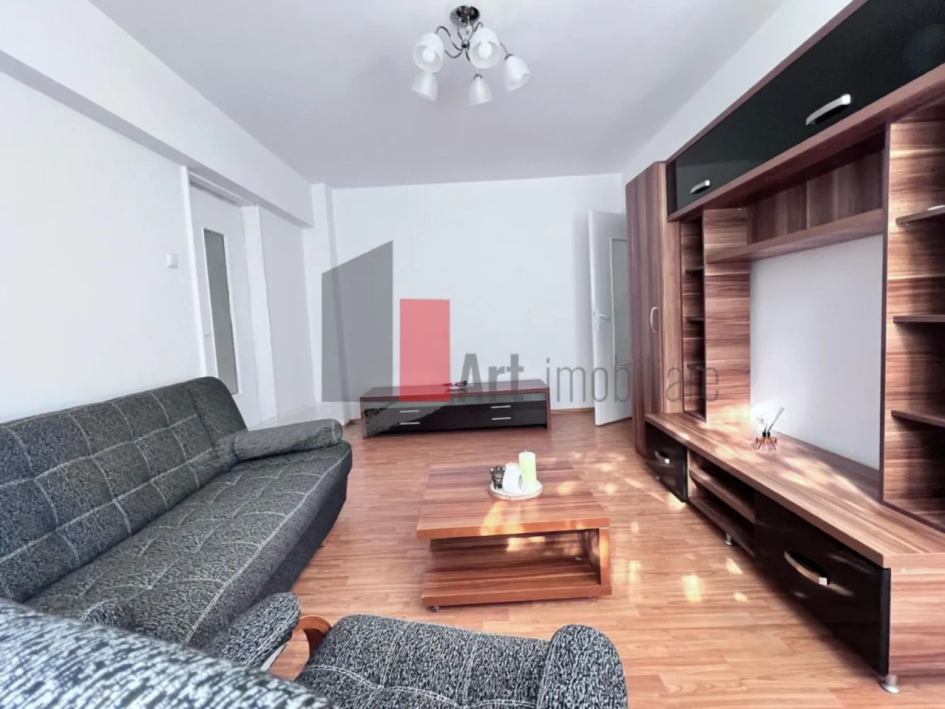 3 cemere Calea Giulesti - Art Imobiliare va prezinta spre inchiriere pe termen lung, cu contract înregistrat la ANAF un apartament cu 3 camere amplasat la etajul 1 în bloc cu 4 etaje, reabilitat termic, situat în Calea Giulești.
Este mobilat și utilat complet, inclusiv AC. La cerere, se poate dota și cu televizor.

Imobililul se afla la 10 minute de stația de metrou Crângași, cu vedere spre Parcul Marin Preda. 

În imediata apropiere se află Piața Crângași, Auchan Crângași, stație STB, stație tramvai. 

Apartamentul este disponibil imediat si conditiile la inchiriere sunt: o luna chirie si o valoarea unei chirii lunare garantie
Pentru detalii sau vizionare va stam la dispozitie
