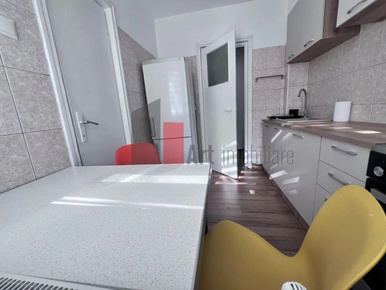 3 cemere Calea Giulesti - Art Imobiliare va prezinta spre inchiriere pe termen lung, cu contract înregistrat la ANAF un apartament cu 3 camere amplasat la etajul 1 în bloc cu 4 etaje, reabilitat termic, situat în Calea Giulești.
Este mobilat și utilat complet, inclusiv AC. La cerere, se poate dota și cu televizor.

Imobililul se afla la 10 minute de stația de metrou Crângași, cu vedere spre Parcul Marin Preda. 

În imediata apropiere se află Piața Crângași, Auchan Crângași, stație STB, stație tramvai. 

Apartamentul este disponibil imediat si conditiile la inchiriere sunt: o luna chirie si o valoarea unei chirii lunare garantie
Pentru detalii sau vizionare va stam la dispozitie
