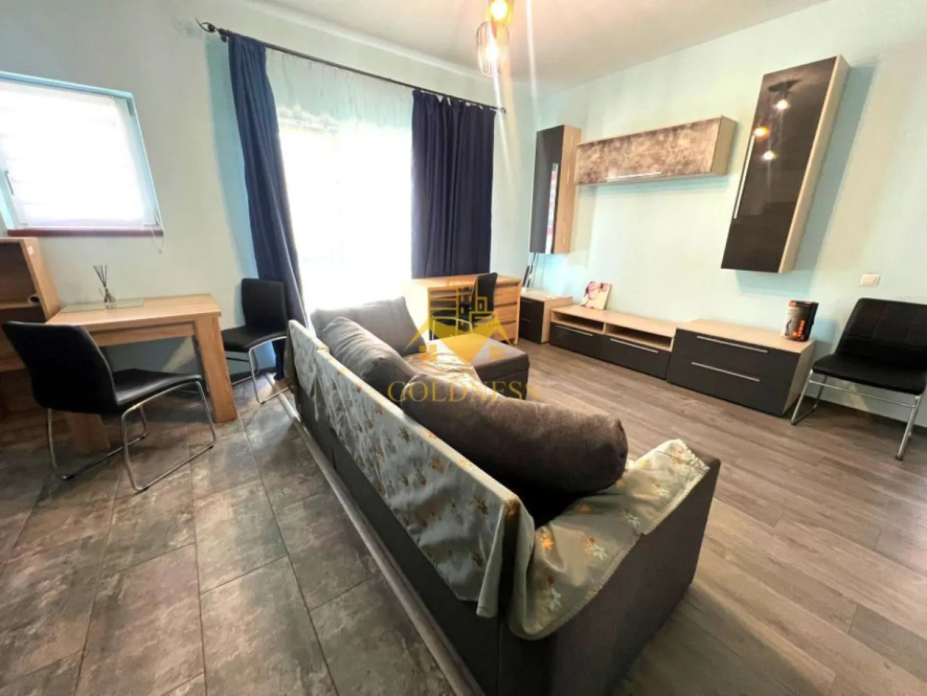 2 camere, curte, UMF, Zorilor, UTCN, Golden Tulip, LIDL, USAMV - GOLDNESS Imobiliare vă propune spre închiriere un apartament cu 2 camere open-space complet mobilat și utilat, la parter într-un imobil de 4 etaje, în Cartierul Zorilor, Zona Golden Tulip, Strada Melodiei, bloc nou, cu lift. Se află în apropierea stațiilor de transport în comun, magazine, restaurante, spații verzi, farmacii, etc. Apartamentul este compartimentat astfel: - dormitor cu pat matrimonial, dressing, noptiere - living cu bucatarie open space complet utilată, canapea extensibilă, loc de servit masa - baie cu cabina de dus, calorifer port prosop și dulap pentru depozitare. - curte privata de 40 mp. Imobilul este dotat cu toate cele necesare- centrală proprie cu incalzire in pardoseala, mașină de spălat haine, frigider, plită electrică, hotă, etc. Dacă sunteți interesați de acest apartament și doriți să îl vizionați, dar și pentru alte oferte nu ezitați să ne contactați telefonic sau prin e-mail. Vă stăm la dispoziție! Pentru intermediere se percepe un comision de 50% din prețul chiriei! }}