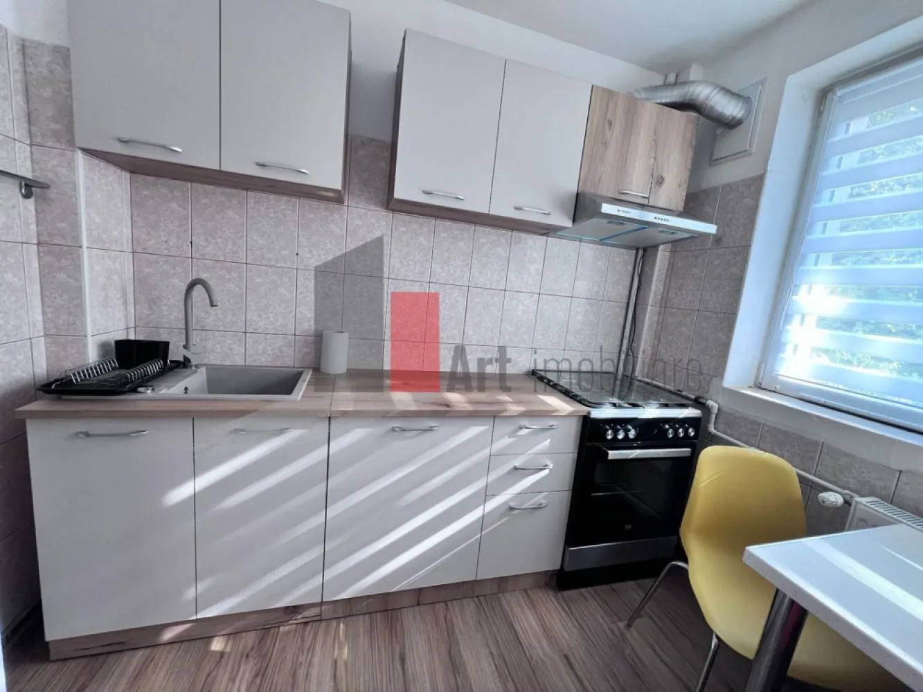 3 cemere Calea Giulesti - Art Imobiliare va prezinta spre inchiriere pe termen lung, cu contract înregistrat la ANAF un apartament cu 3 camere amplasat la etajul 1 în bloc cu 4 etaje, reabilitat termic, situat în Calea Giulești.
Este mobilat și utilat complet, inclusiv AC. La cerere, se poate dota și cu televizor.

Imobililul se afla la 10 minute de stația de metrou Crângași, cu vedere spre Parcul Marin Preda. 

În imediata apropiere se află Piața Crângași, Auchan Crângași, stație STB, stație tramvai. 

Apartamentul este disponibil imediat si conditiile la inchiriere sunt: o luna chirie si o valoarea unei chirii lunare garantie
Pentru detalii sau vizionare va stam la dispozitie