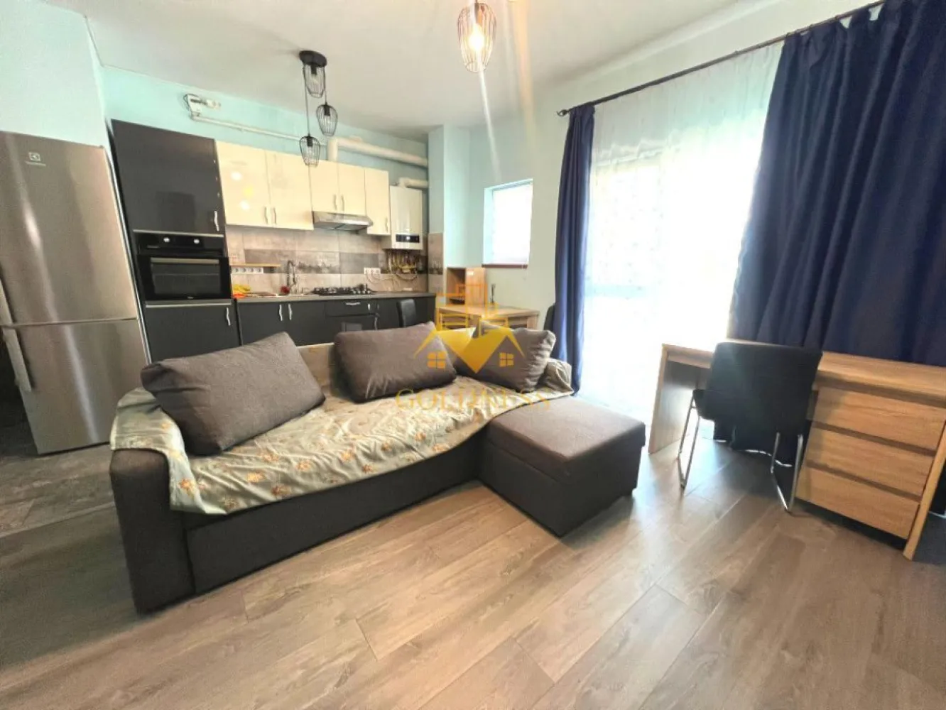 2 camere, curte, UMF, Zorilor, UTCN, Golden Tulip, LIDL, USAMV - GOLDNESS Imobiliare vă propune spre închiriere un apartament cu 2 camere open-space complet mobilat și utilat, la parter într-un imobil de 4 etaje, în Cartierul Zorilor, Zona Golden Tulip, Strada Melodiei, bloc nou, cu lift. Se află în apropierea stațiilor de transport în comun, magazine, restaurante, spații verzi, farmacii, etc. Apartamentul este compartimentat astfel: - dormitor cu pat matrimonial, dressing, noptiere - living cu bucatarie open space complet utilată, canapea extensibilă, loc de servit masa - baie cu cabina de dus, calorifer port prosop și dulap pentru depozitare. - curte privata de 40 mp. Imobilul este dotat cu toate cele necesare- centrală proprie cu incalzire in pardoseala, mașină de spălat haine, frigider, plită electrică, hotă, etc. Dacă sunteți interesați de acest apartament și doriți să îl vizionați, dar și pentru alte oferte nu ezitați să ne contactați telefonic sau prin e-mail. Vă stăm la dispoziție! Pentru intermediere se percepe un comision de 50% din prețul chiriei! }}