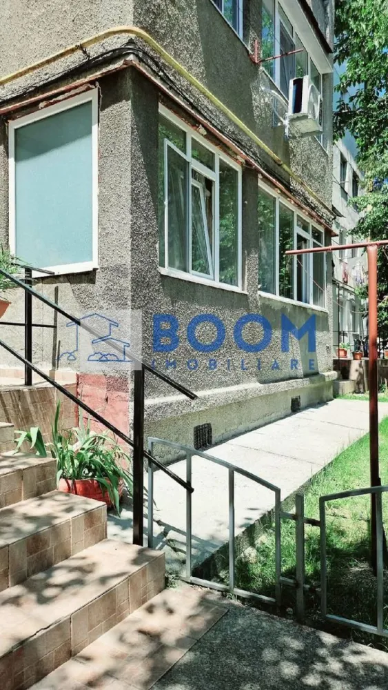 Apartament 2 camere | Parter | Renovat | Mobilat - Apartament 2 camere de vânzare – Zona Nord, Râmnicu Vâlcea

BOOM Imobiliare vă oferă spre vânzare un apartament cu 2 camere, situat la parter, într-una dintre cele mai apreciate zone din Râmnicu Vâlcea – Zona Nord, în apropiere de Școala Nr. 2.

Apartamentul are o suprafață utilă de 29,22 mp, beneficiază de un balcon generos de 9,77 mp și o boxă de aproximativ 10 mp, ideală pentru depozitare. Proprietatea se vinde complet mobilată și utilată, conform fotografiilor, fiind disponibilă imediat.

Avantaje și dotări:

Apartament cu 2 camere;
Situat la parter – acces facil;
Balcon spațios;
Boxă proprie pentru depozitare;
Complet mobilat și utilat;
Potrivit atât pentru locuit, cât și pentru investiție.

Localizare excelentă:

Lângă Școala Nr. 2;
În apropiere de Spitalul Sanmed;
La câteva minute de Piața Nord;
Aproape de magazinele Anabella, Profi și Diana;
Acces rapid la farmacii, stații de autobuz și toate facilitățile necesare.

Datorită poziționării la parter și accesului facil, apartamentul poate fi potrivit și pentru desfășurarea unor activități profesionale precum salon de înfrumusețare, cabinet, birou sau alte servicii.

Pentru mai multe informații și programarea unei vizionări, contactați BOOM Imobiliare! CP3217338
