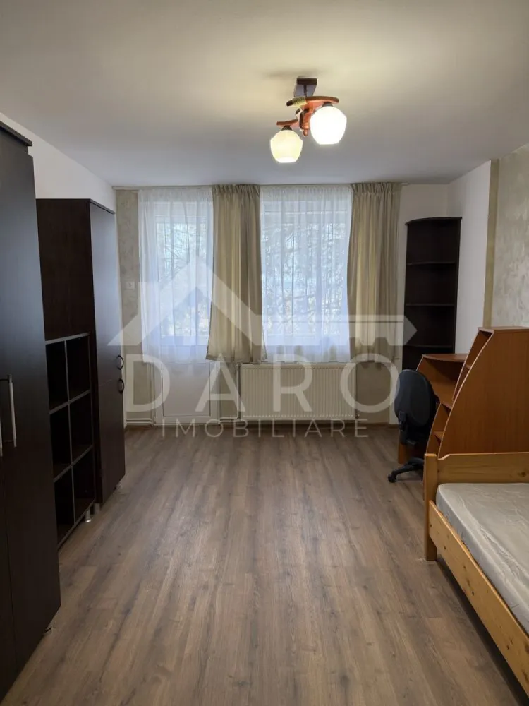Apartament 2 camere decomandat, zona Aleea Cornisa - 🏡 Apartament 2 camere decomandat – Cornișa | 450 €/lună 🎓 ✨ Cauți un apartament renovat, aproape de UMF, într-o zonă liniștită? Acesta este exact ce îți trebuie! 📍 Locație: Târgu Mureș – Aleea Cornișa 🏢 Etaj: 3 💰 Chirie: 450 €/lună 🛏️ Compartimentare: decomandat 🔑 Compartimentare practică: 🛋️ 2 camere separate 🍽️ Bucătărie 🛁 Baie 🧺 Cămară 🌿 Terasă ✔️ Apartament recent renovat ✔️ Luminos și bine compartimentat ✔️ Zonă liniștită ✔️ Aproape de UMF și Spitalul Județean 💡 Ideal pentru studenți, medici rezidenți sau cupluri 📞 Pentru detalii și vizionări: 0749 535 729 👩‍💼 Coman Maria – Daro Imobiliare 💭 Te gândești să-ți cumperi propriul apartament? Prin Kiwi Finance beneficiezi de: ✔️ analiză GRATUITĂ a eligibilității ✔️ acces la oferte de la peste 12 bănci ✔️ negocierea dobânzii în favoarea ta ✔️ suport complet până la semnare }}