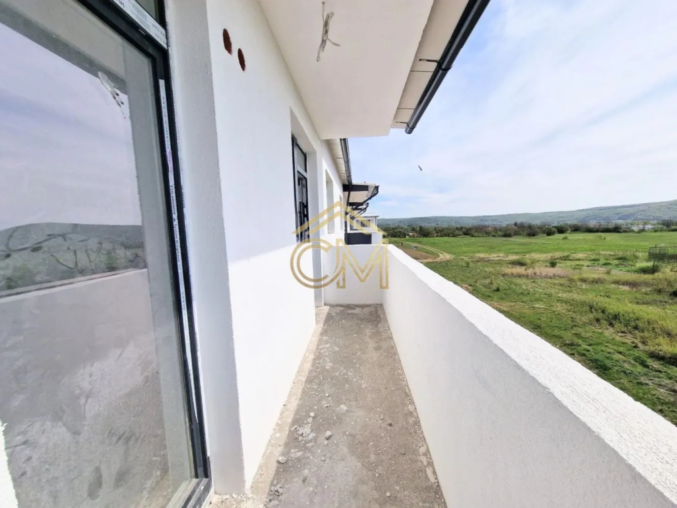 Apartament 2 Camere-Decomandat-59 MPU-Balcon-Etaj 2 - Vă oferim spre vânzare un apartament cu 2 camere, complet decomandat, situat într-o zonă aerisită și în plină dezvoltare din Șelimbăr. Proprietatea se remarcă prin compartimentarea clasică și foarte căutată: bucătărie complet închisă și baie cu geam pentru o ventilație naturală optimă.

Cu o suprafață totală de 85 mp (59 mp utili), locuința oferă spații generoase, finisaje de calitate și un loc de parcare privat inclus în preț.

 Compartimentare și Suprafețe
Suprafață utilă: 59 mp

Suprafață totală: 85 mp

Living luminos și primitor

Bucătărie închisă (separată de zona de zi, ideală pentru cei care gătesc des)

Dormitor confortabil și spațios

Hol generos, ideal pentru dressing/spații de depozitare

Baie dotată cu geam pentru aerisire directă

Balcon

 Stadiu de Predare: La Alb sau La Cheie
Apartamentul se predă standard la stadiul „La Alb” (șapă turnată, pereți gletuiți, instalații electrice și sanitare trase pe poziție, centrală termică, calorifere/încălzire în pardoseală, geamuri termopan și ușă metalică la intrare).

 Vrei să te muți direct? Există posibilitatea de a preda apartamentul „La Cheie”. Vă puteți alege finisajele (gresie, faianță, parchet, uși interioare), iar echipa noastră se va ocupa de tot, contra cost, în funcție de bugetul ales.

 Beneficii incluse
Loc de parcare privat (delimitat și intabulat) inclus în prețul afișat.

Compartimentare ideală: complet decomandat, fără spații pierdute.

Locație excelentă în Șelimbăr, aproape de zone comerciale, dar ferită de zgomotul arterelor principale.

 Contact și Vizionări
Pentru mai multe detalii, schița apartamentului sau pentru a stabili o vizionare, vă stăm la dispoziție:

Telefon: 0732258587