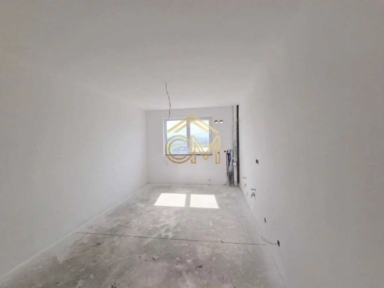 Apartament 2 Camere-Decomandat-59 MPU-Balcon-Etaj 2 - Vă oferim spre vânzare un apartament cu 2 camere, complet decomandat, situat într-o zonă aerisită și în plină dezvoltare din Șelimbăr. Proprietatea se remarcă prin compartimentarea clasică și foarte căutată: bucătărie complet închisă și baie cu geam pentru o ventilație naturală optimă.

Cu o suprafață totală de 85 mp (59 mp utili), locuința oferă spații generoase, finisaje de calitate și un loc de parcare privat inclus în preț.

 Compartimentare și Suprafețe
Suprafață utilă: 59 mp

Suprafață totală: 85 mp

Living luminos și primitor

Bucătărie închisă (separată de zona de zi, ideală pentru cei care gătesc des)

Dormitor confortabil și spațios

Hol generos, ideal pentru dressing/spații de depozitare

Baie dotată cu geam pentru aerisire directă

Balcon

 Stadiu de Predare: La Alb sau La Cheie
Apartamentul se predă standard la stadiul „La Alb” (șapă turnată, pereți gletuiți, instalații electrice și sanitare trase pe poziție, centrală termică, calorifere/încălzire în pardoseală, geamuri termopan și ușă metalică la intrare).

 Vrei să te muți direct? Există posibilitatea de a preda apartamentul „La Cheie”. Vă puteți alege finisajele (gresie, faianță, parchet, uși interioare), iar echipa noastră se va ocupa de tot, contra cost, în funcție de bugetul ales.

 Beneficii incluse
Loc de parcare privat (delimitat și intabulat) inclus în prețul afișat.

Compartimentare ideală: complet decomandat, fără spații pierdute.

Locație excelentă în Șelimbăr, aproape de zone comerciale, dar ferită de zgomotul arterelor principale.

 Contact și Vizionări
Pentru mai multe detalii, schița apartamentului sau pentru a stabili o vizionare, vă stăm la dispoziție:

Telefon: 0732258587