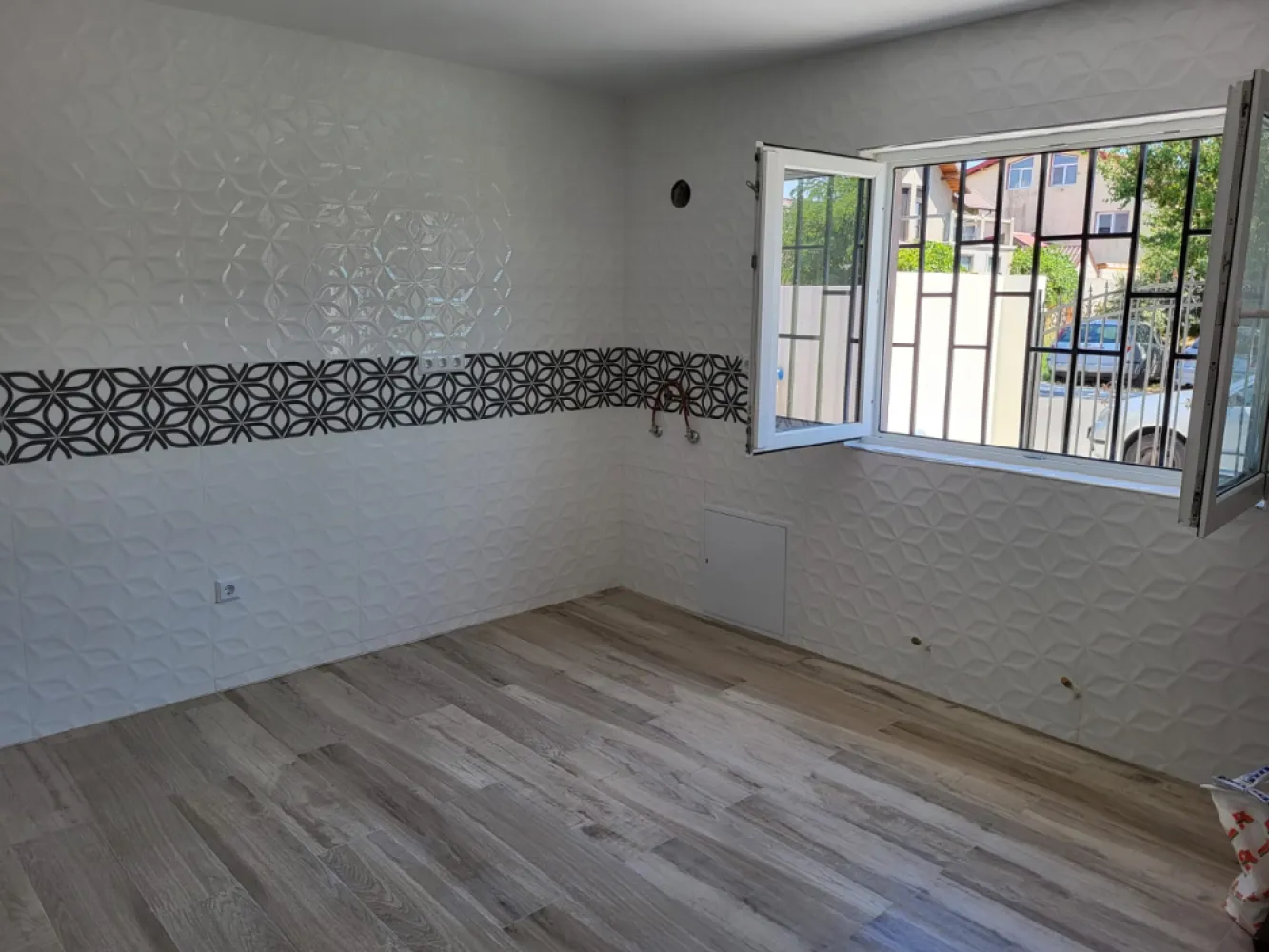 CASA DE VANZARE LUMINA, CONSTANTA - 🏡 Casă 3 camere decomandată – Lumina, Constanța | Spațiu, confort &amp; liniște✨ Cauți o casă aproape de mare, dar departe de aglomerație? Ai găsit-o!📍 Situată în Lumina, într-o zonă rezidențială liniștită, la doar 7-8 km de plajă 🌊📐 Suprafață utilă: 110 mp🌳 Teren: 300 mp🚗 Loc de parcare în curte💰 Preț: 130.000 €🛋️ Compartimentare: ✔️ Living spațios și luminos✔️ 2 dormitoare confortabile✔️ Bucătărie generoasă✔️ Baie + hol🔝 De ce merită: ✨ Construcție solidă, cu materiale de calitate🏠 Acoperiș în 4 ape – rezistență &amp; izolație top⬆️ Posibilitate mansardă – extinzi spațiul cum vrei🌳 Curte proprie – perfectă pentru relaxare, grătar sau familie🚗 Acces rapid către Constanța💡 Ideală pentru familie sau investiție – zonă în plină dezvoltare!📲 Scrie-mi sau suna-ma pentru detalii sau vizionare! }}