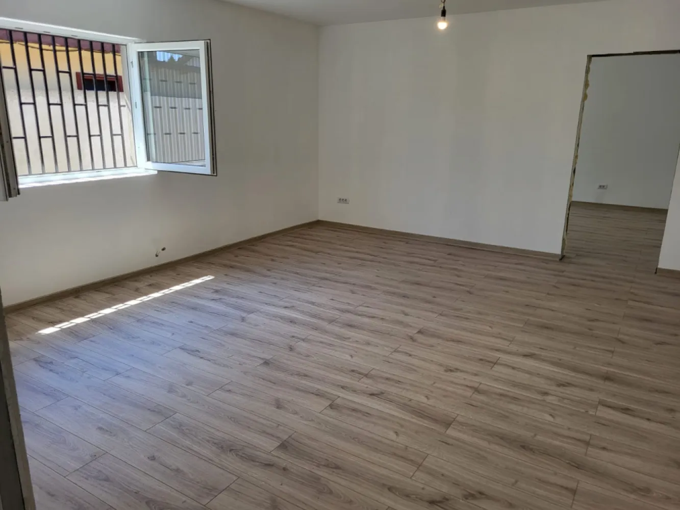 CASA DE VANZARE LUMINA, CONSTANTA - 🏡 Casă 3 camere decomandată – Lumina, Constanța | Spațiu, confort &amp; liniște✨ Cauți o casă aproape de mare, dar departe de aglomerație? Ai găsit-o!📍 Situată în Lumina, într-o zonă rezidențială liniștită, la doar 7-8 km de plajă 🌊📐 Suprafață utilă: 110 mp🌳 Teren: 300 mp🚗 Loc de parcare în curte💰 Preț: 130.000 €🛋️ Compartimentare: ✔️ Living spațios și luminos✔️ 2 dormitoare confortabile✔️ Bucătărie generoasă✔️ Baie + hol🔝 De ce merită: ✨ Construcție solidă, cu materiale de calitate🏠 Acoperiș în 4 ape – rezistență &amp; izolație top⬆️ Posibilitate mansardă – extinzi spațiul cum vrei🌳 Curte proprie – perfectă pentru relaxare, grătar sau familie🚗 Acces rapid către Constanța💡 Ideală pentru familie sau investiție – zonă în plină dezvoltare!📲 Scrie-mi sau suna-ma pentru detalii sau vizionare! }}