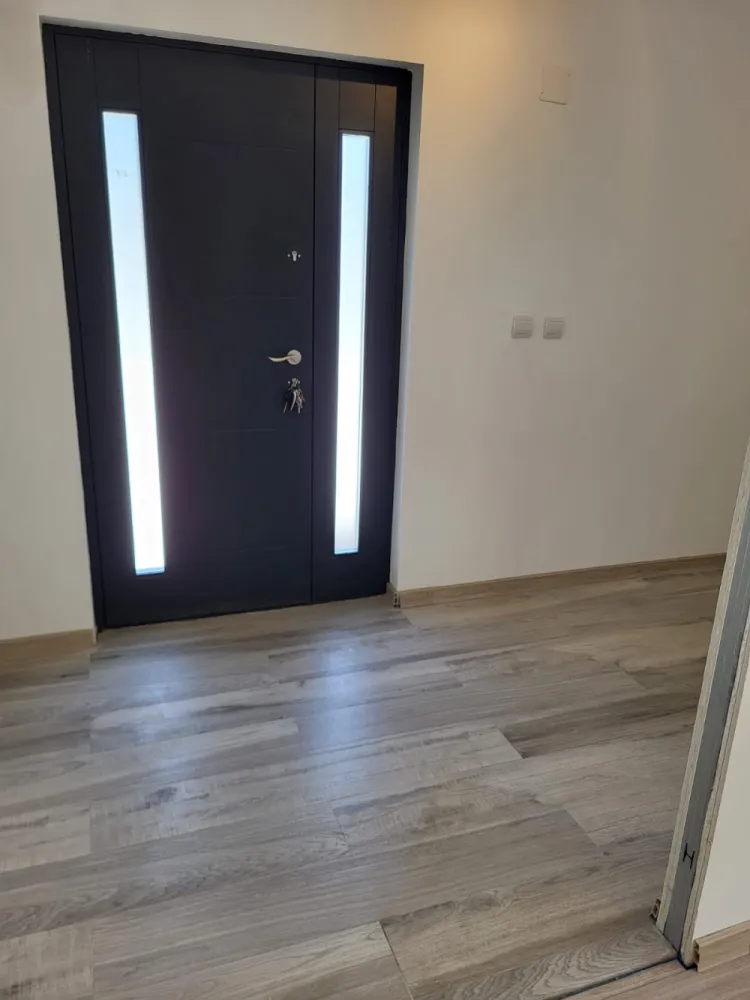 CASA DE VANZARE LUMINA, CONSTANTA - 🏡 Casă 3 camere decomandată – Lumina, Constanța | Spațiu, confort &amp; liniște✨ Cauți o casă aproape de mare, dar departe de aglomerație? Ai găsit-o!📍 Situată în Lumina, într-o zonă rezidențială liniștită, la doar 7-8 km de plajă 🌊📐 Suprafață utilă: 110 mp🌳 Teren: 300 mp🚗 Loc de parcare în curte💰 Preț: 130.000 €🛋️ Compartimentare: ✔️ Living spațios și luminos✔️ 2 dormitoare confortabile✔️ Bucătărie generoasă✔️ Baie + hol🔝 De ce merită: ✨ Construcție solidă, cu materiale de calitate🏠 Acoperiș în 4 ape – rezistență &amp; izolație top⬆️ Posibilitate mansardă – extinzi spațiul cum vrei🌳 Curte proprie – perfectă pentru relaxare, grătar sau familie🚗 Acces rapid către Constanța💡 Ideală pentru familie sau investiție – zonă în plină dezvoltare!📲 Scrie-mi sau suna-ma pentru detalii sau vizionare! }}